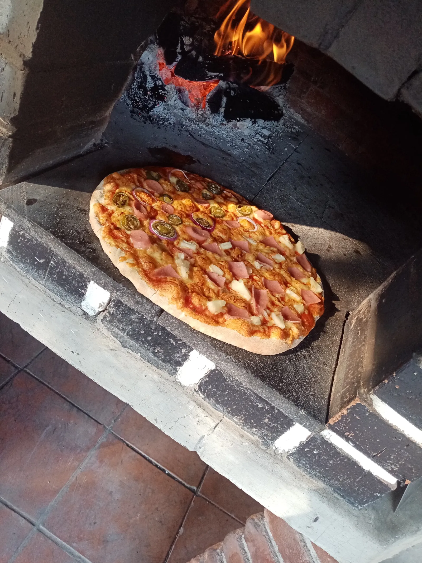 Meduz pizza image 3