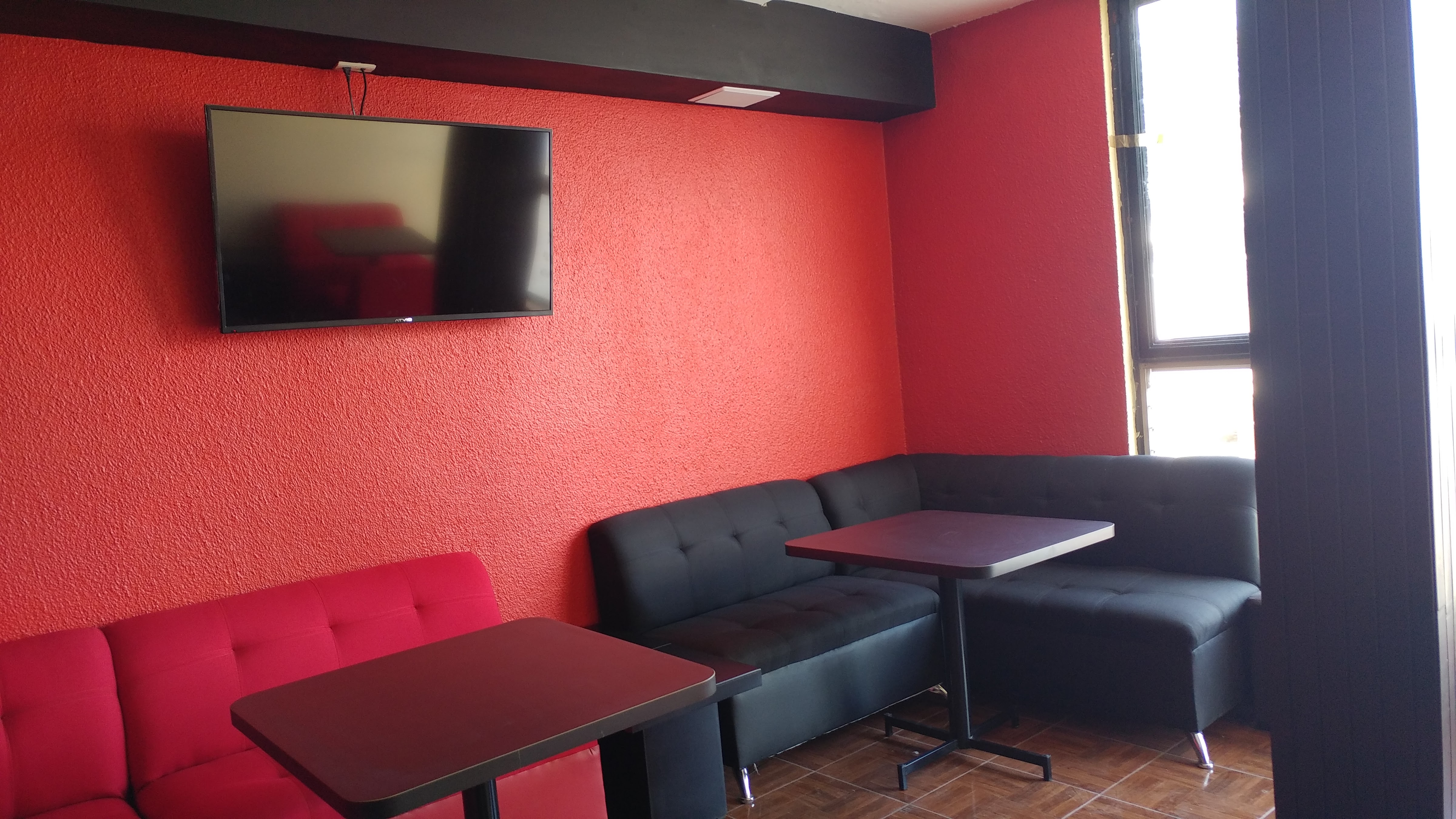 Omaha Lounge image 6