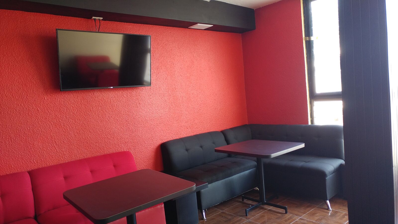 Omaha Lounge image 6