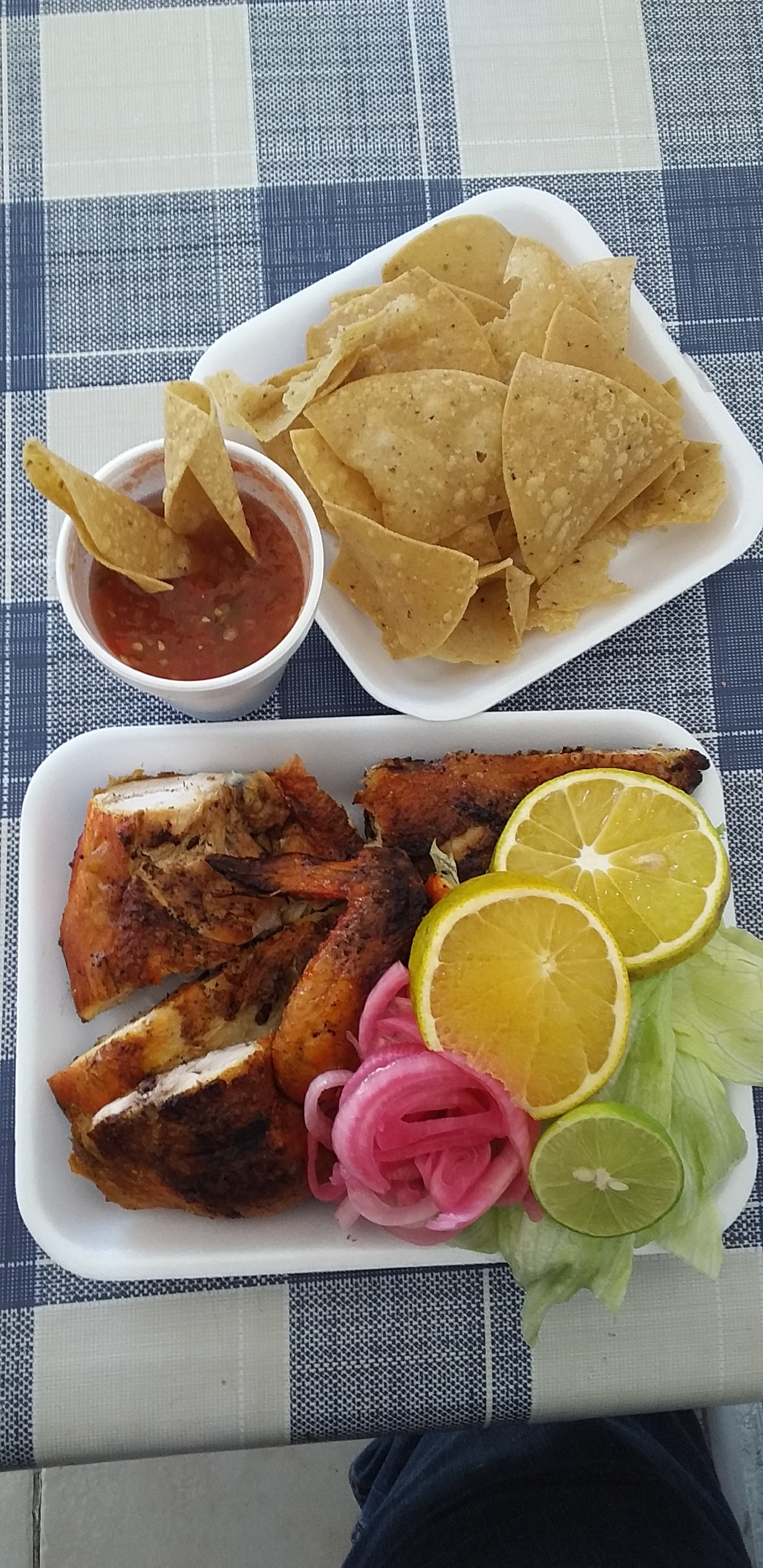 Los Pollotes Al Carbon image 6