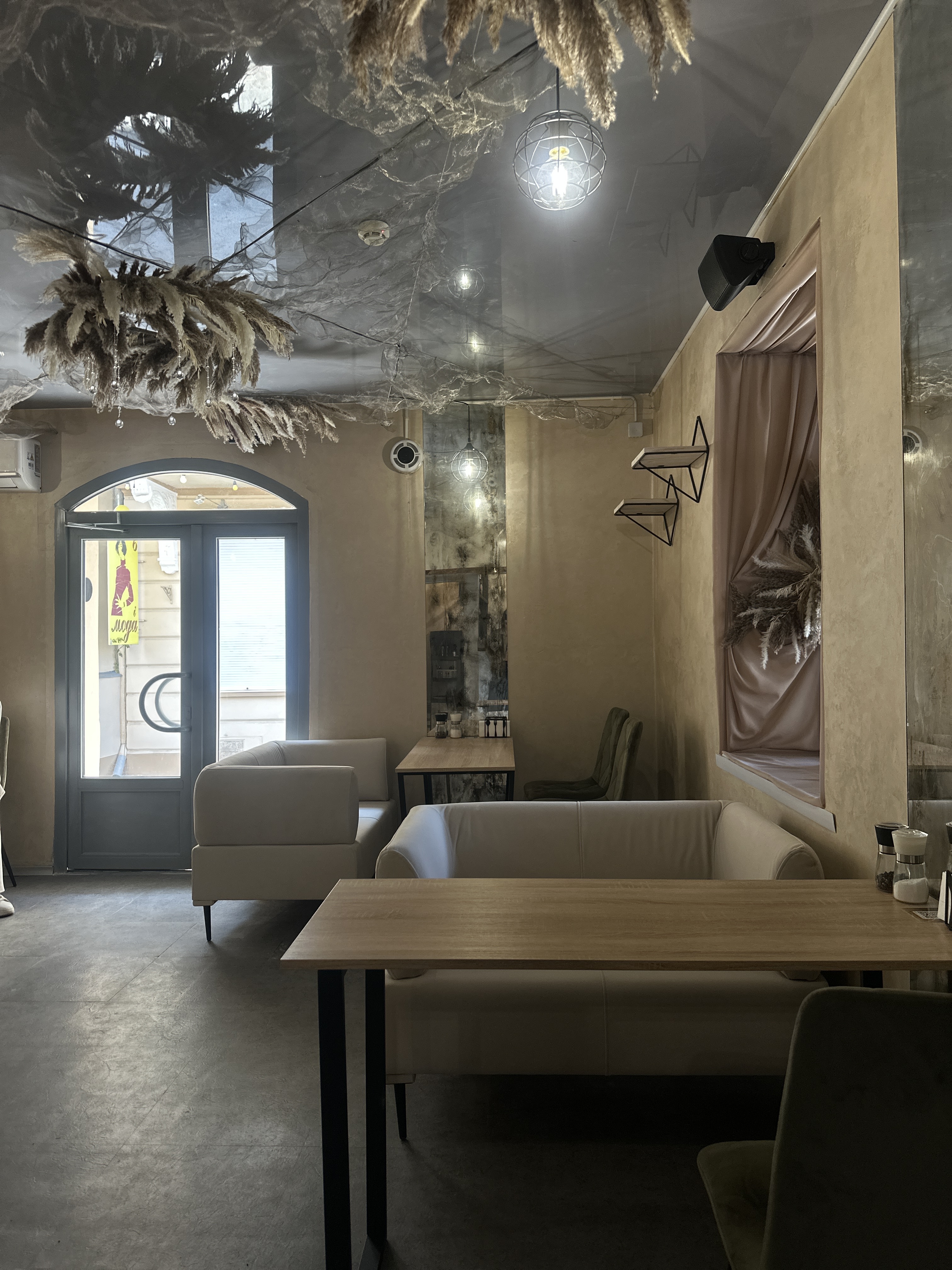 Rest. "KoMa" bar image 8