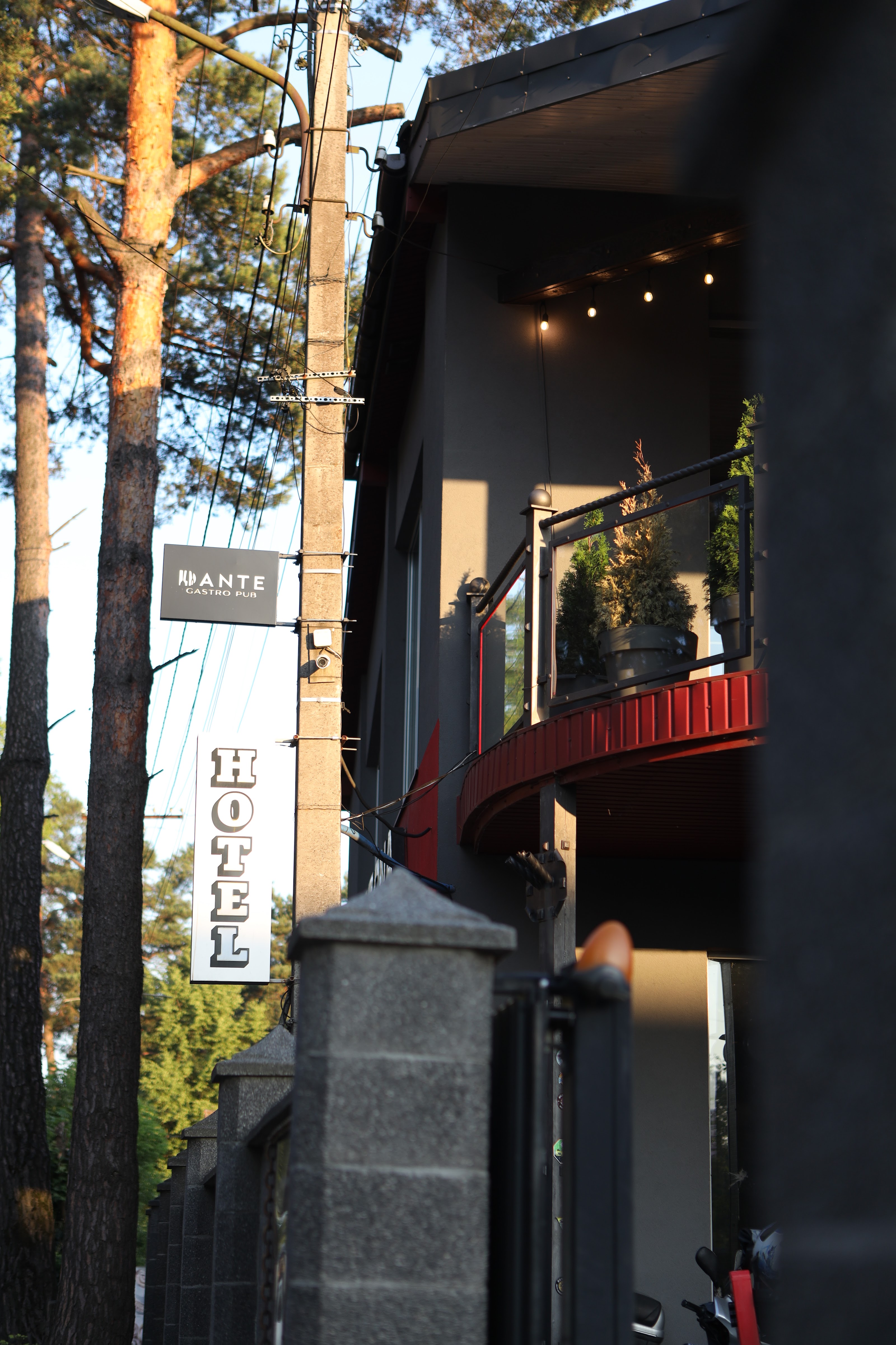 Dante Gastro Pub image 1