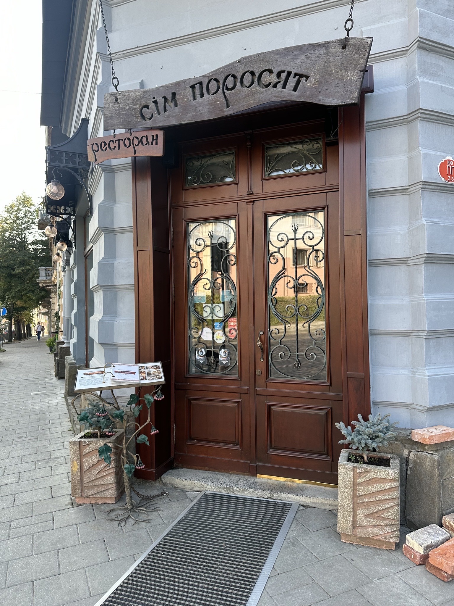 Seven piggies image 6