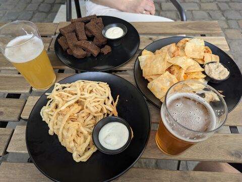 Добрий Друг на площі Ринок паб Львів pub Lviv image 7