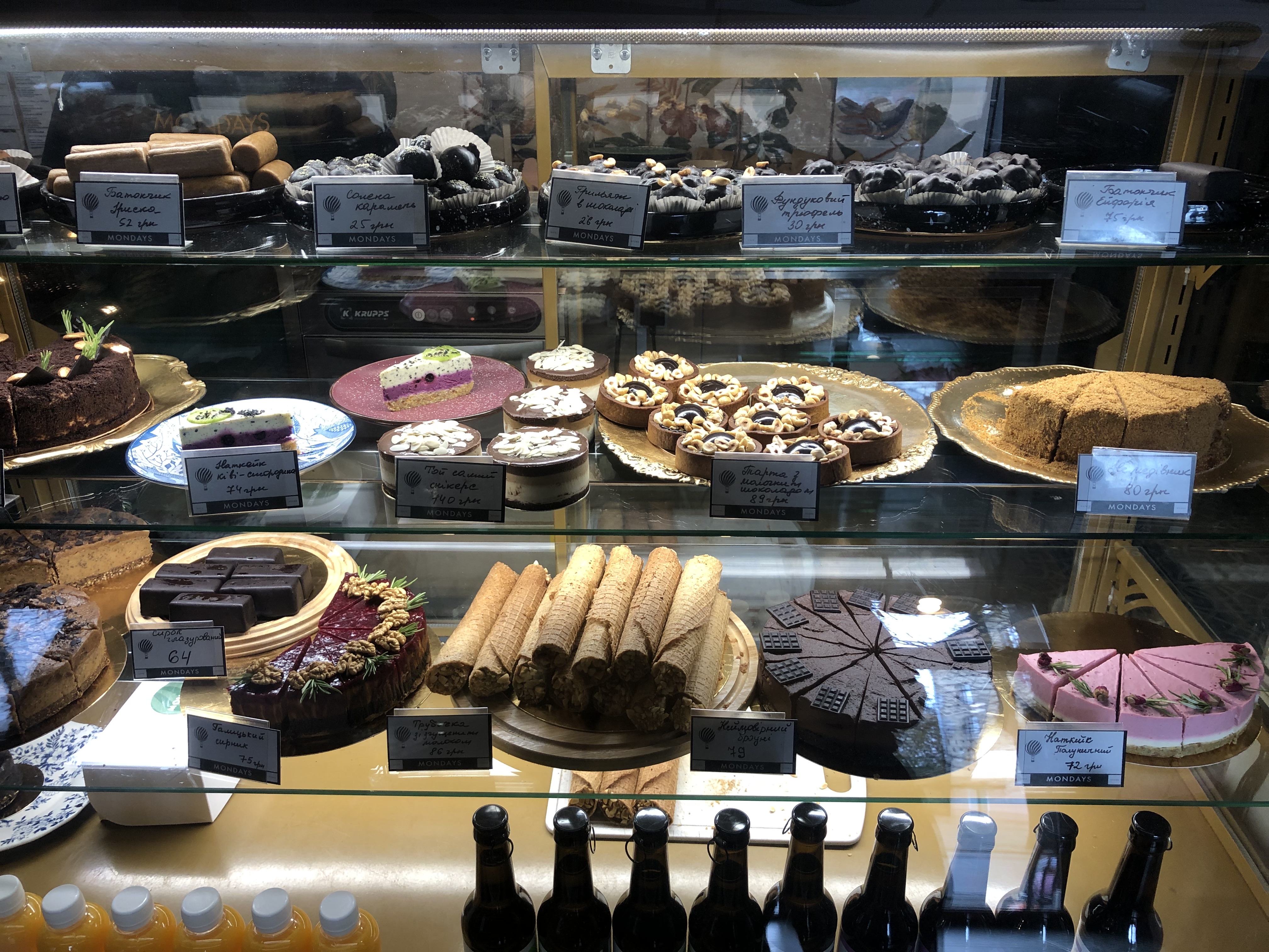 Mondays cafe image 1