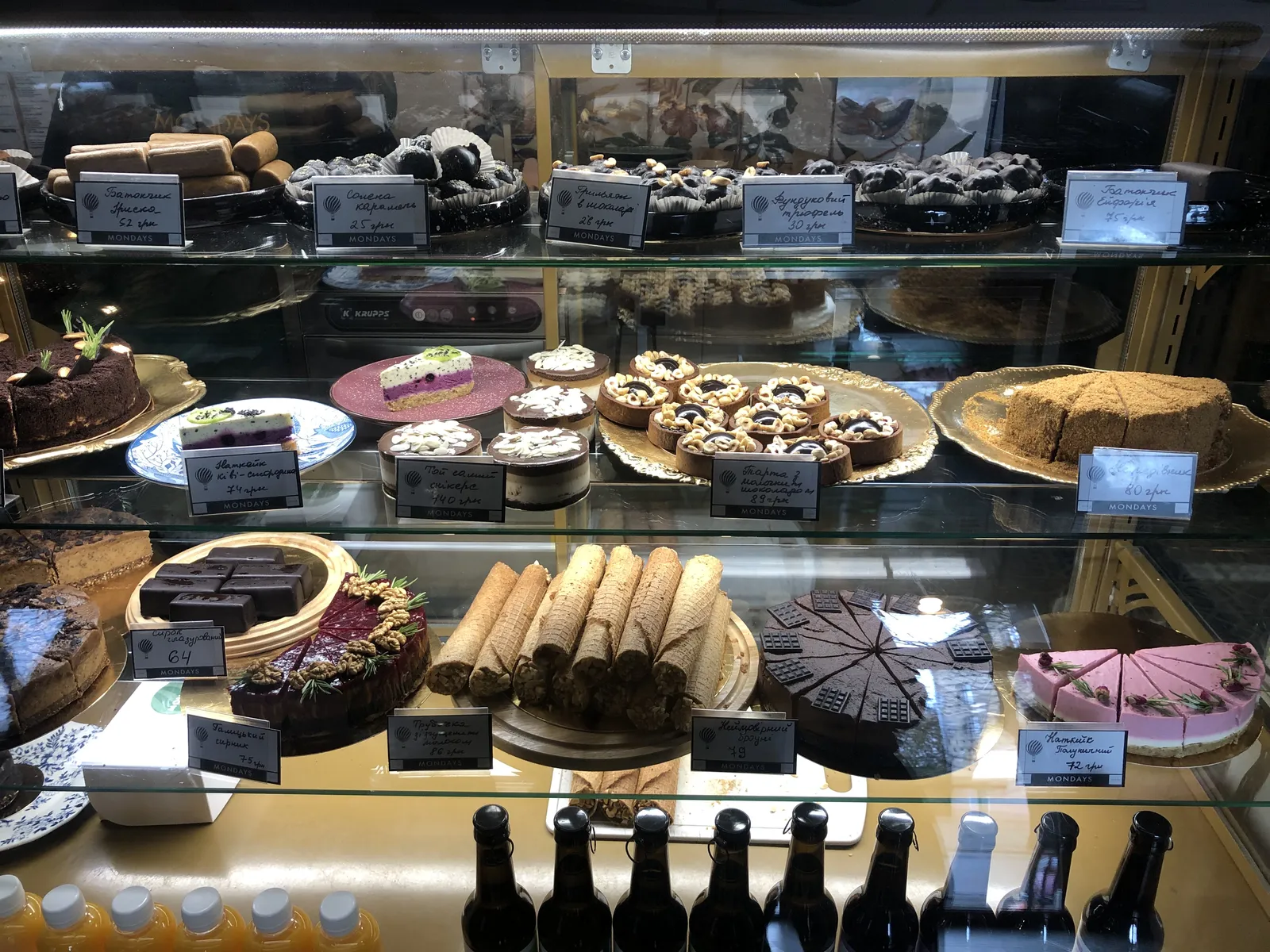 Mondays cafe image 1