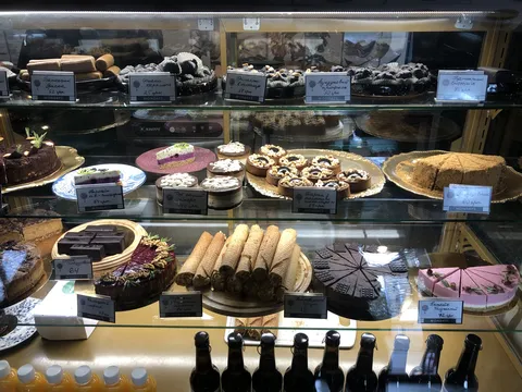 Mondays cafe image 1
