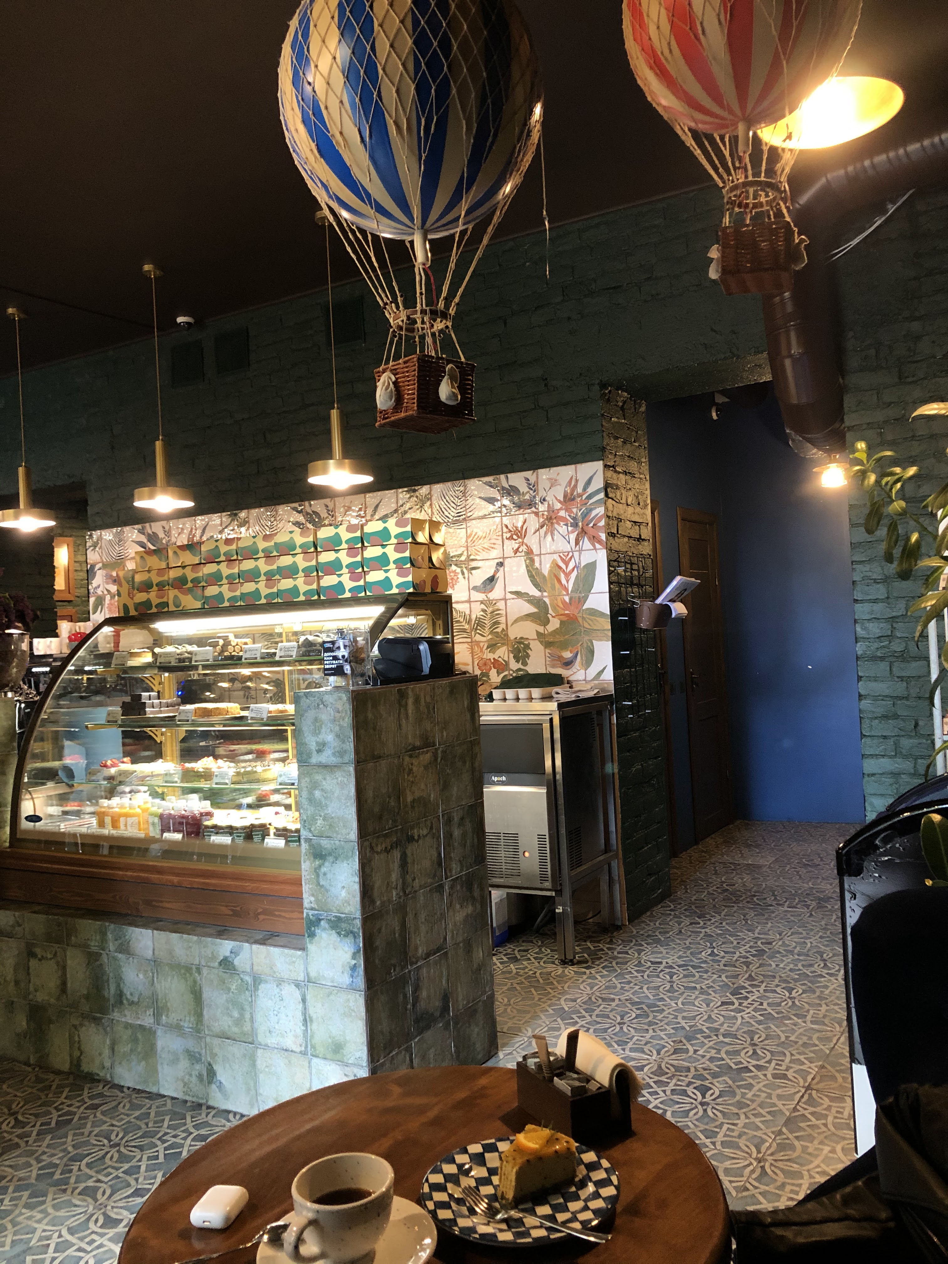 Mondays cafe image 9