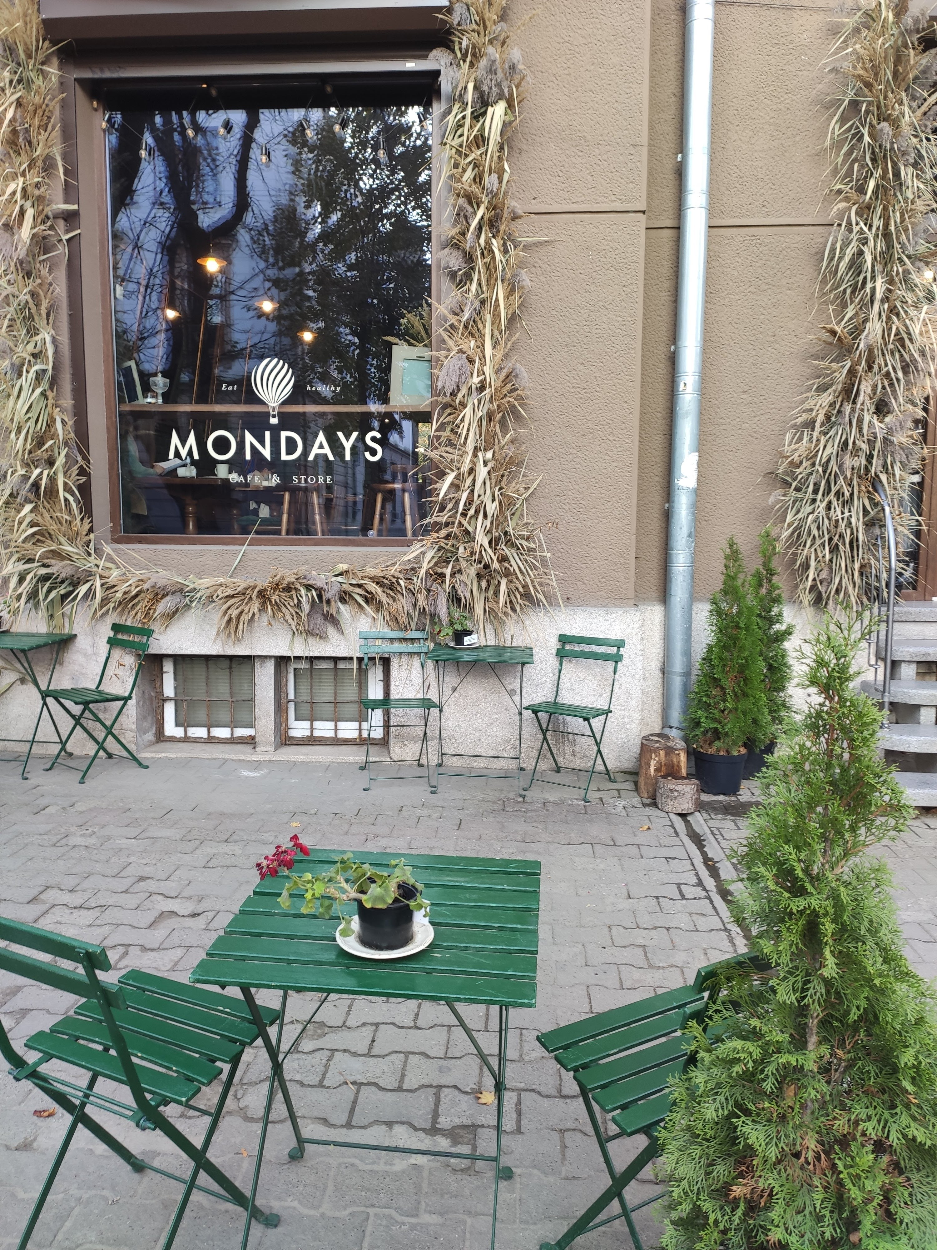 Mondays cafe image 10