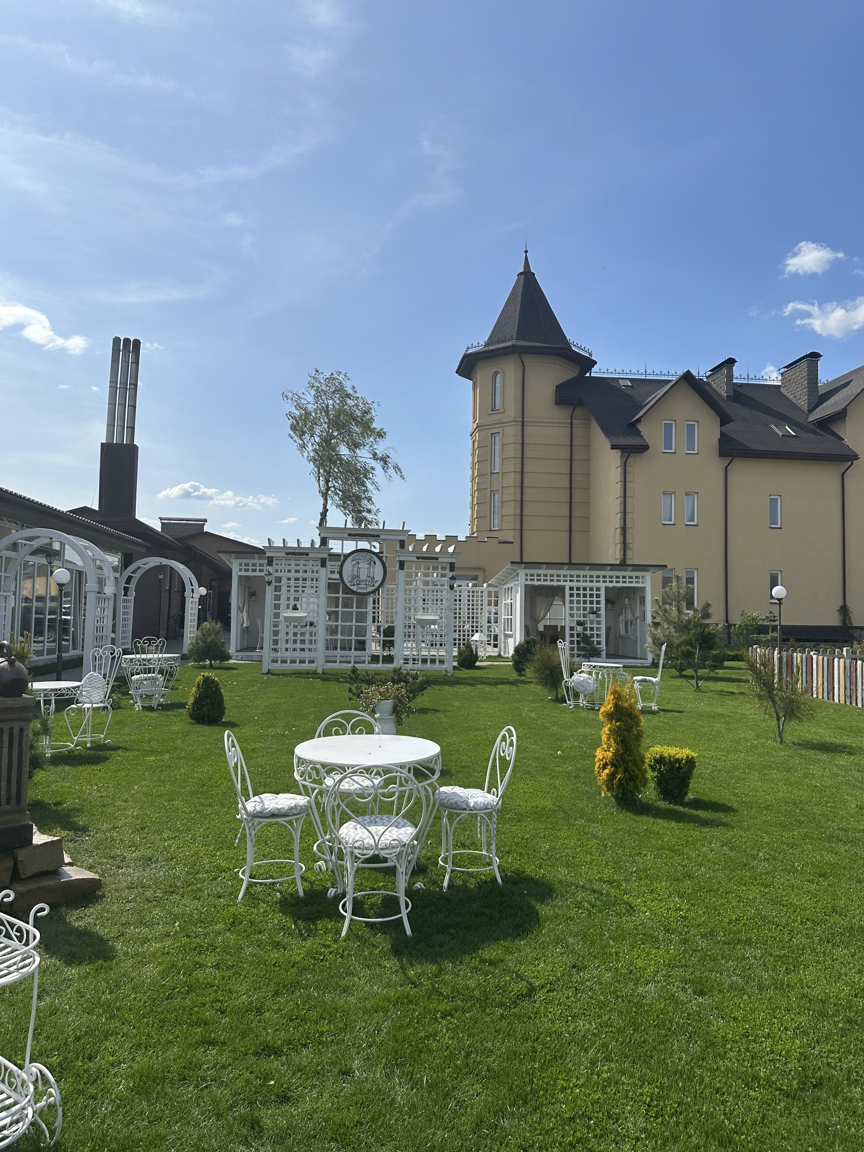 Provans Park, Restoranno-Hotelʹnyy Kompleks image 4