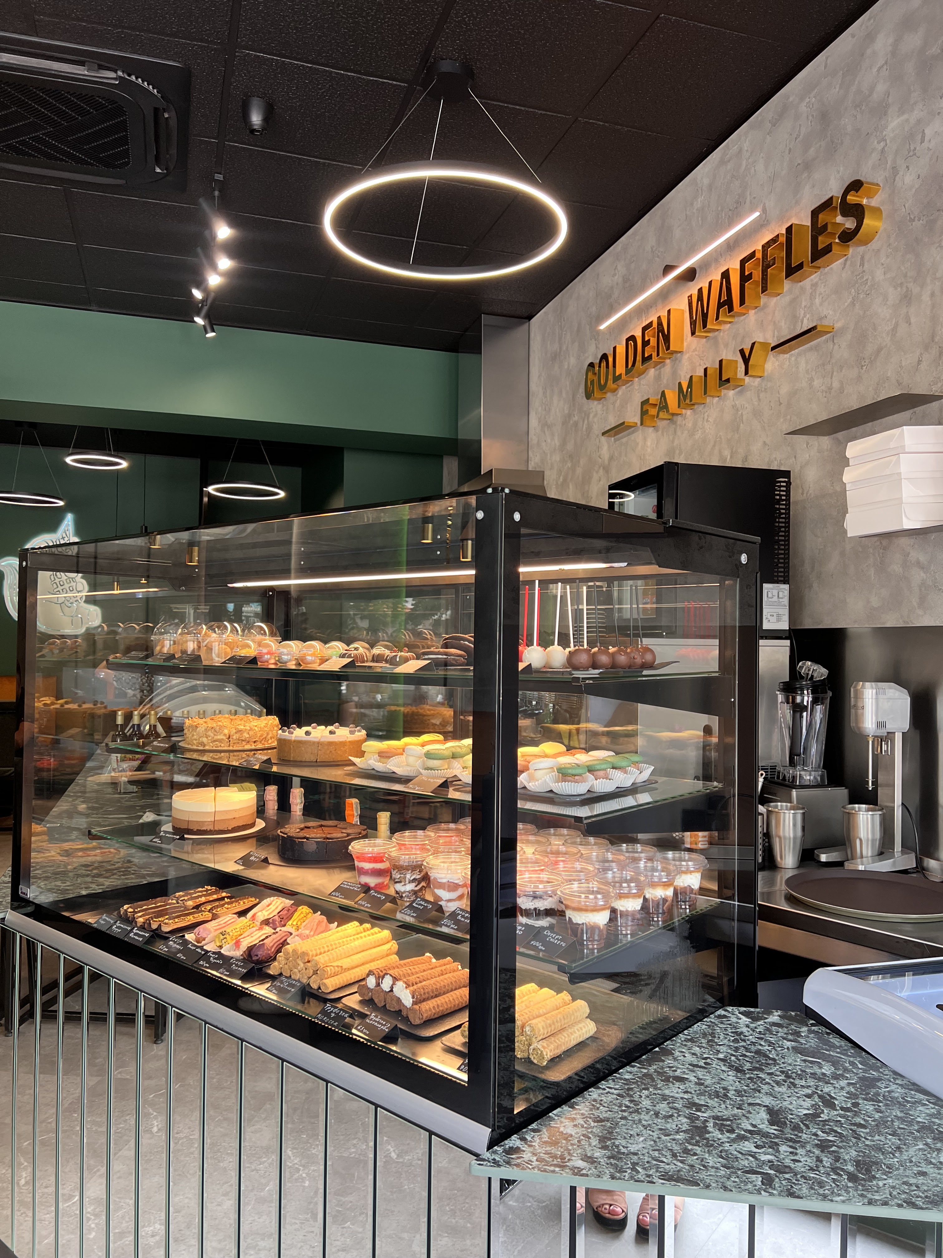 GOLDEN WAFFLES FAMILY image 6