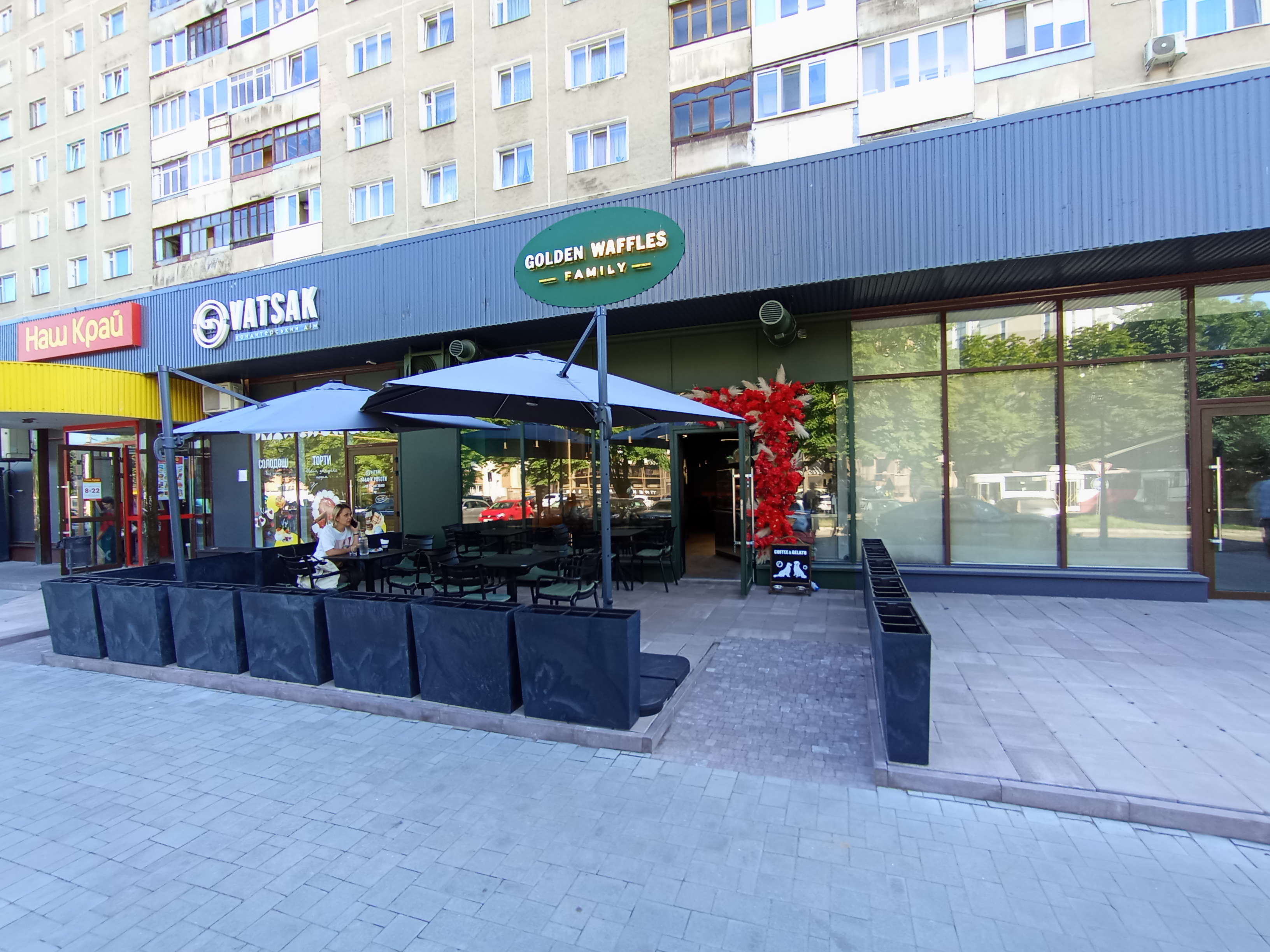 GOLDEN WAFFLES FAMILY image 10