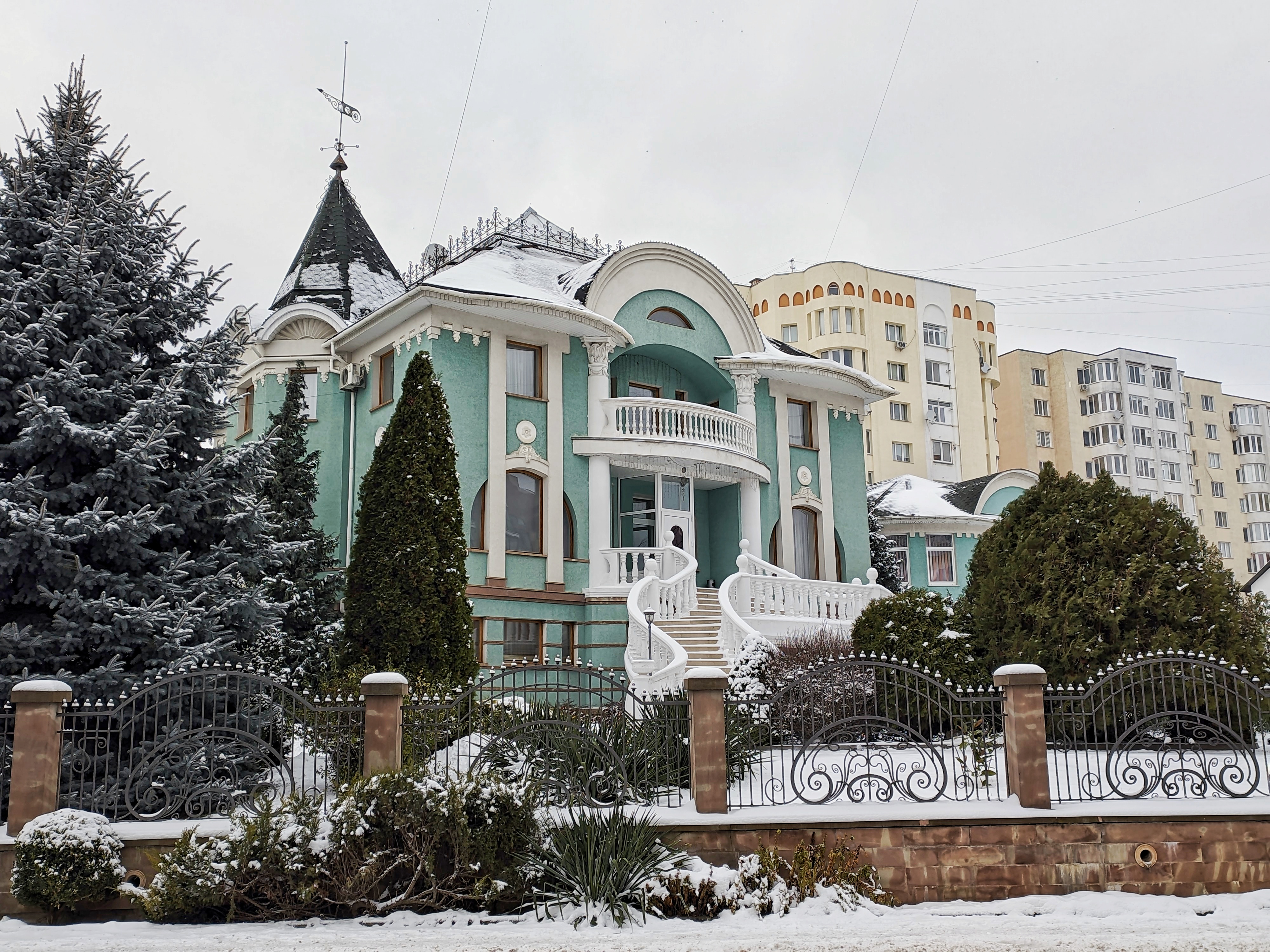 Lordly estate image 3