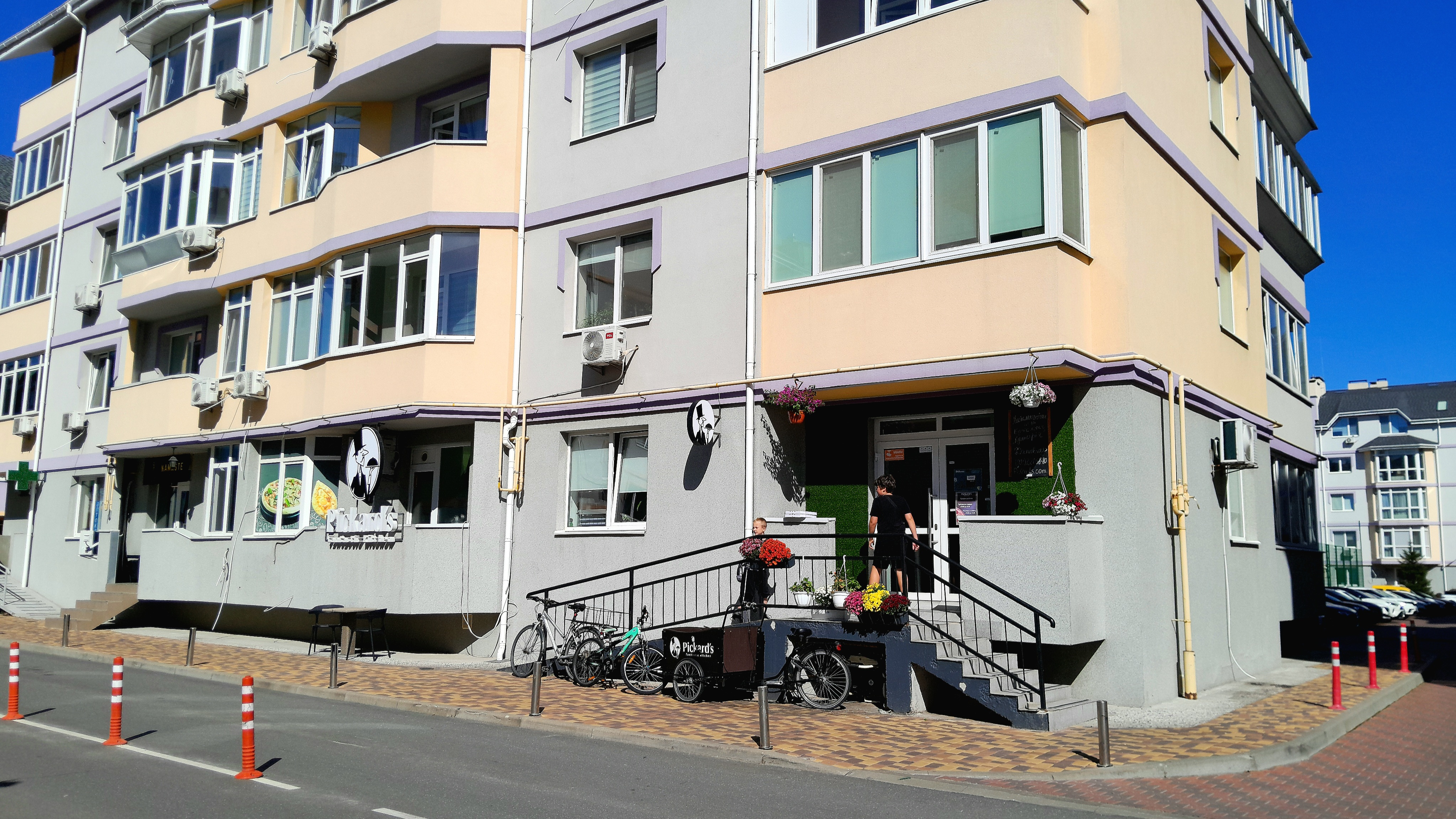 Pickard's fantastic kitchen image 9