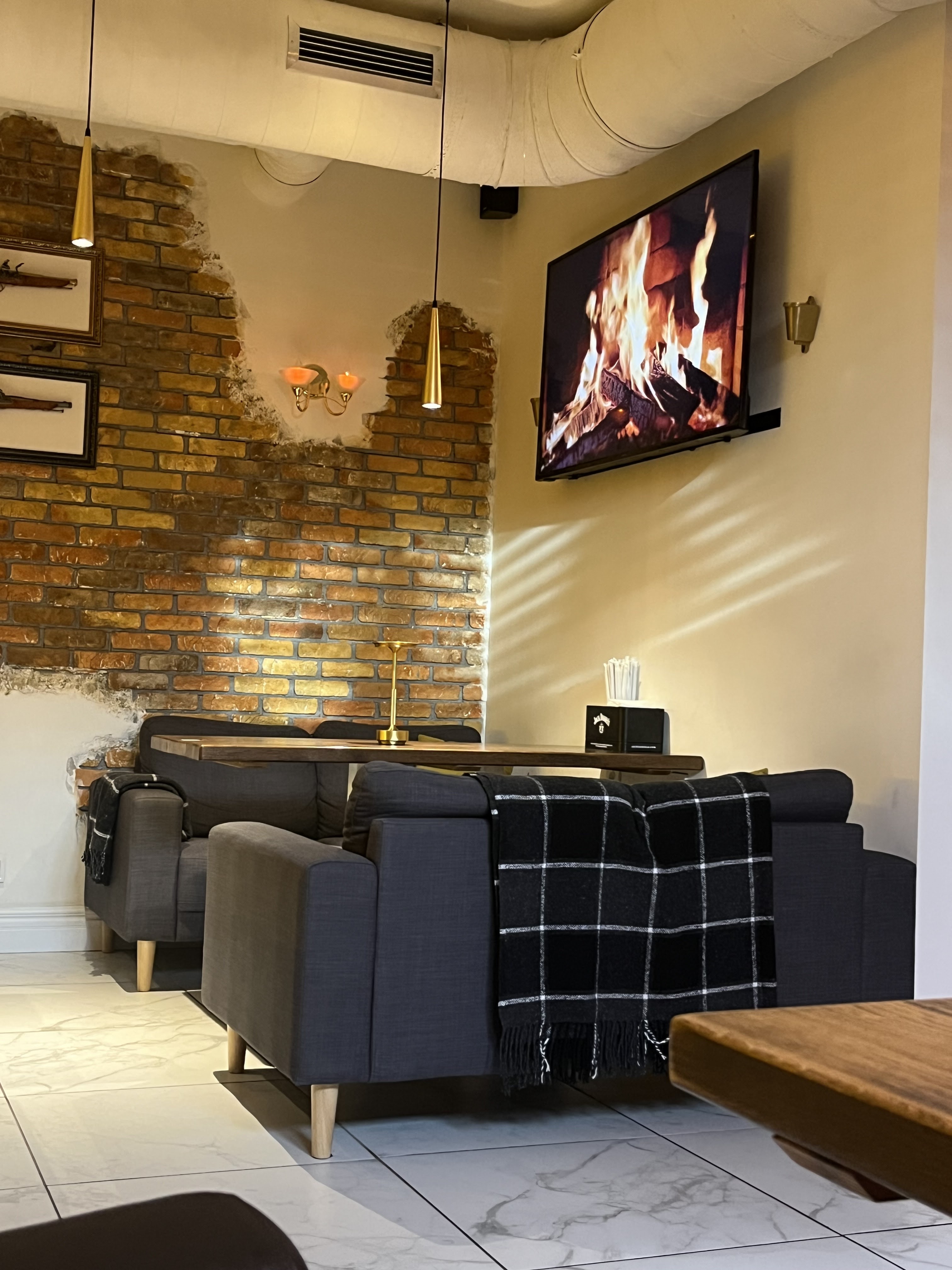 BROTHERS BAR image 10