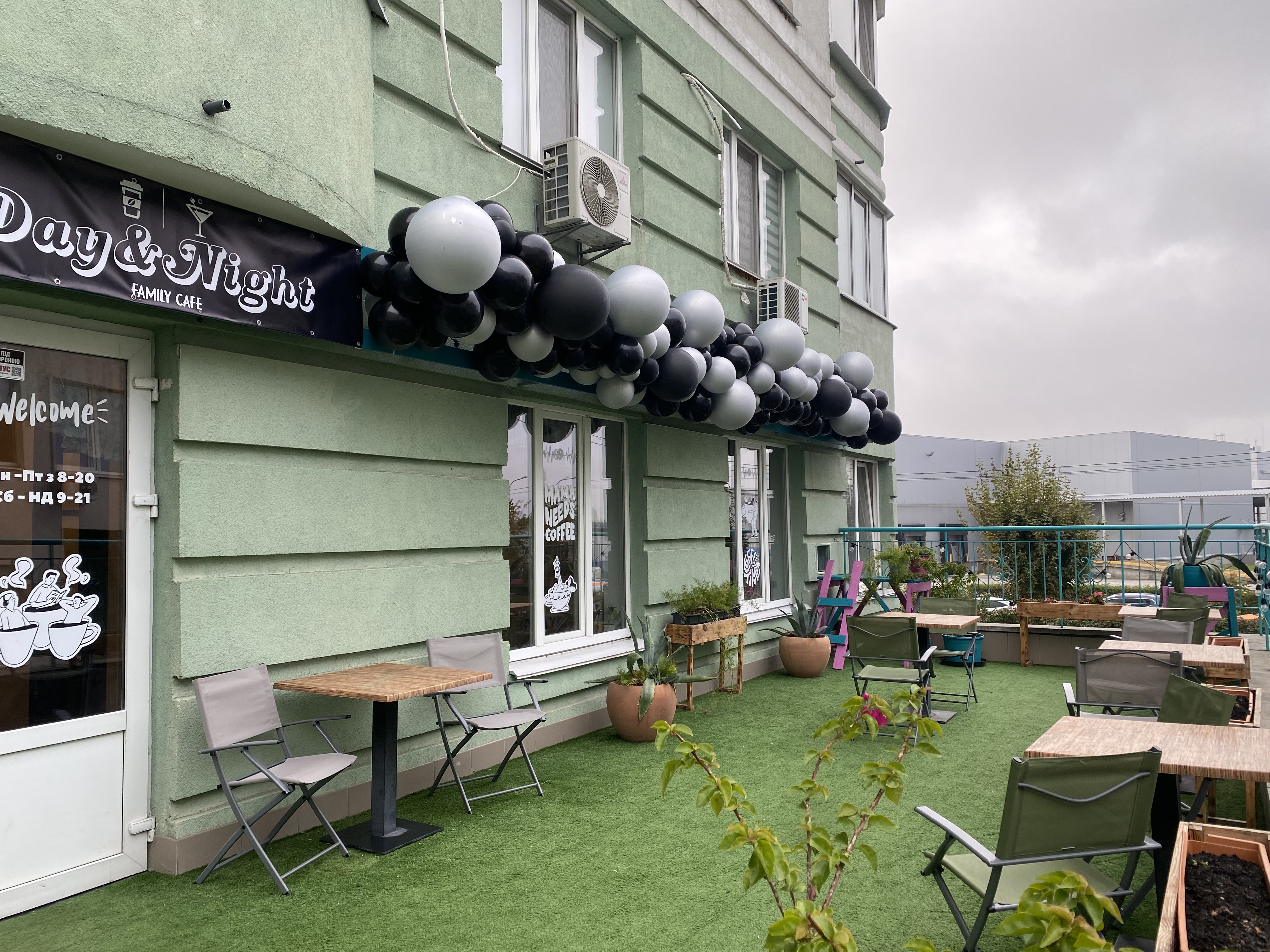 Family cafe Day & Night image 1