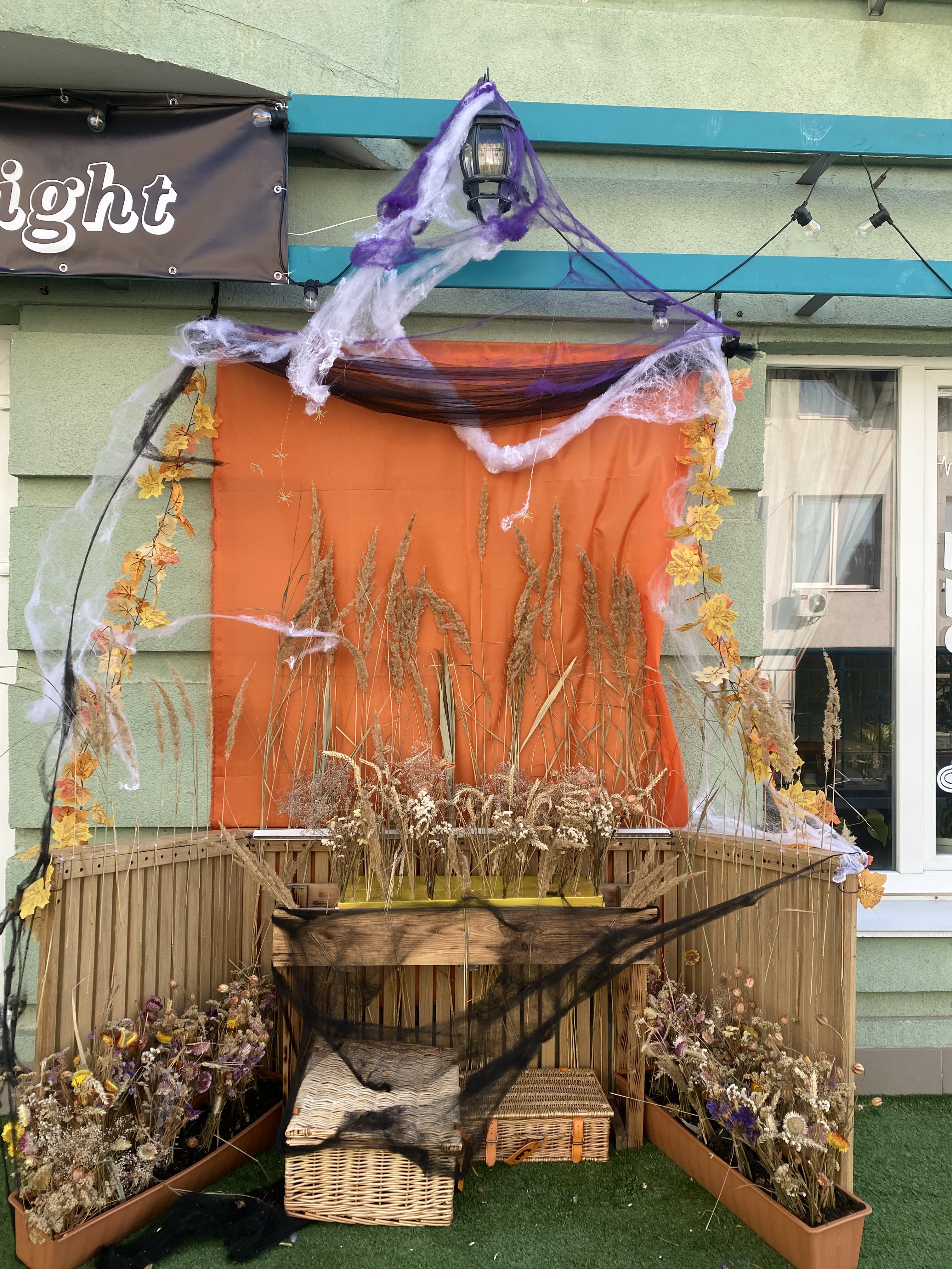 Family cafe Day & Night image 3