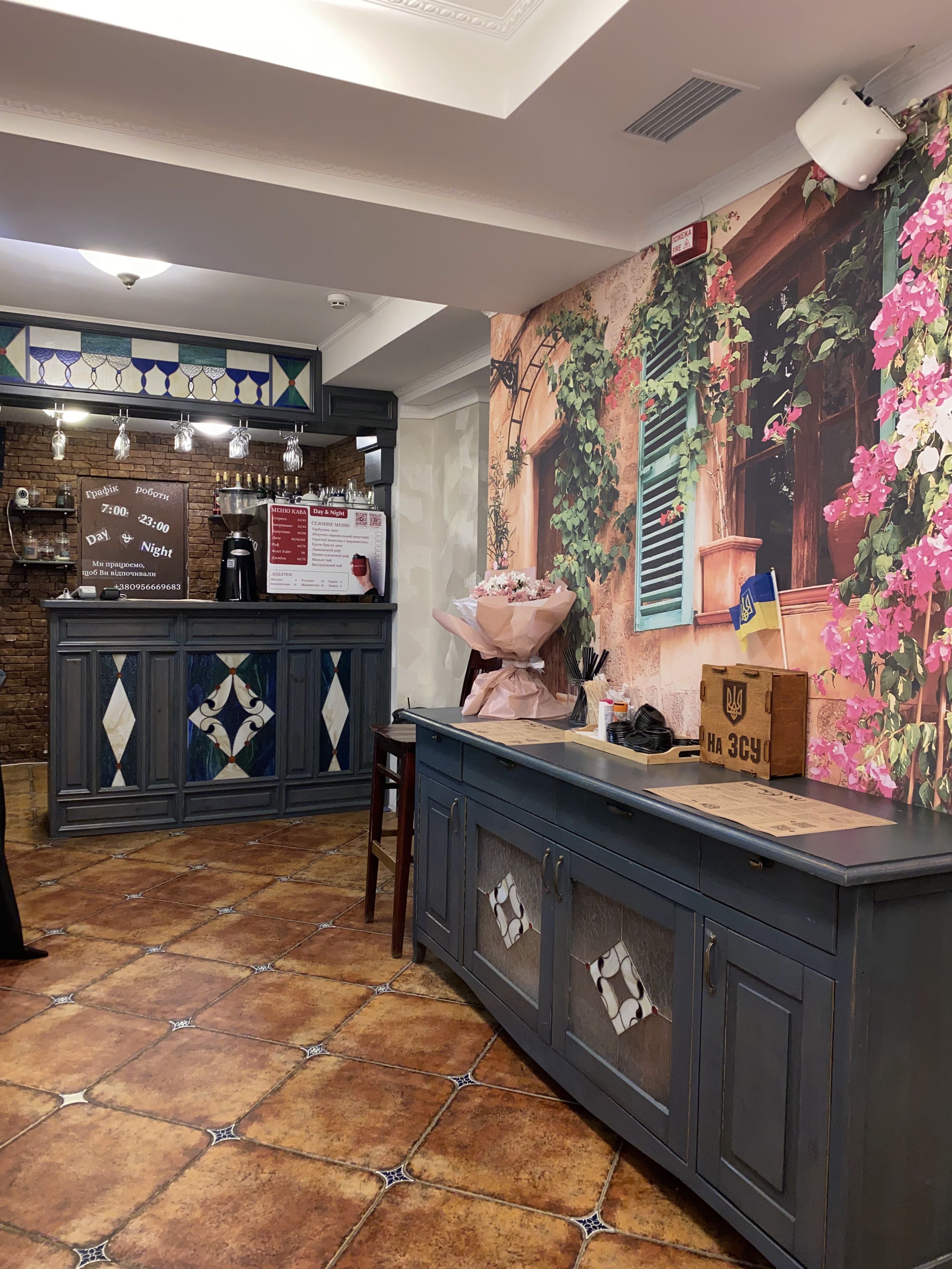 Family cafe Day & Night image 6