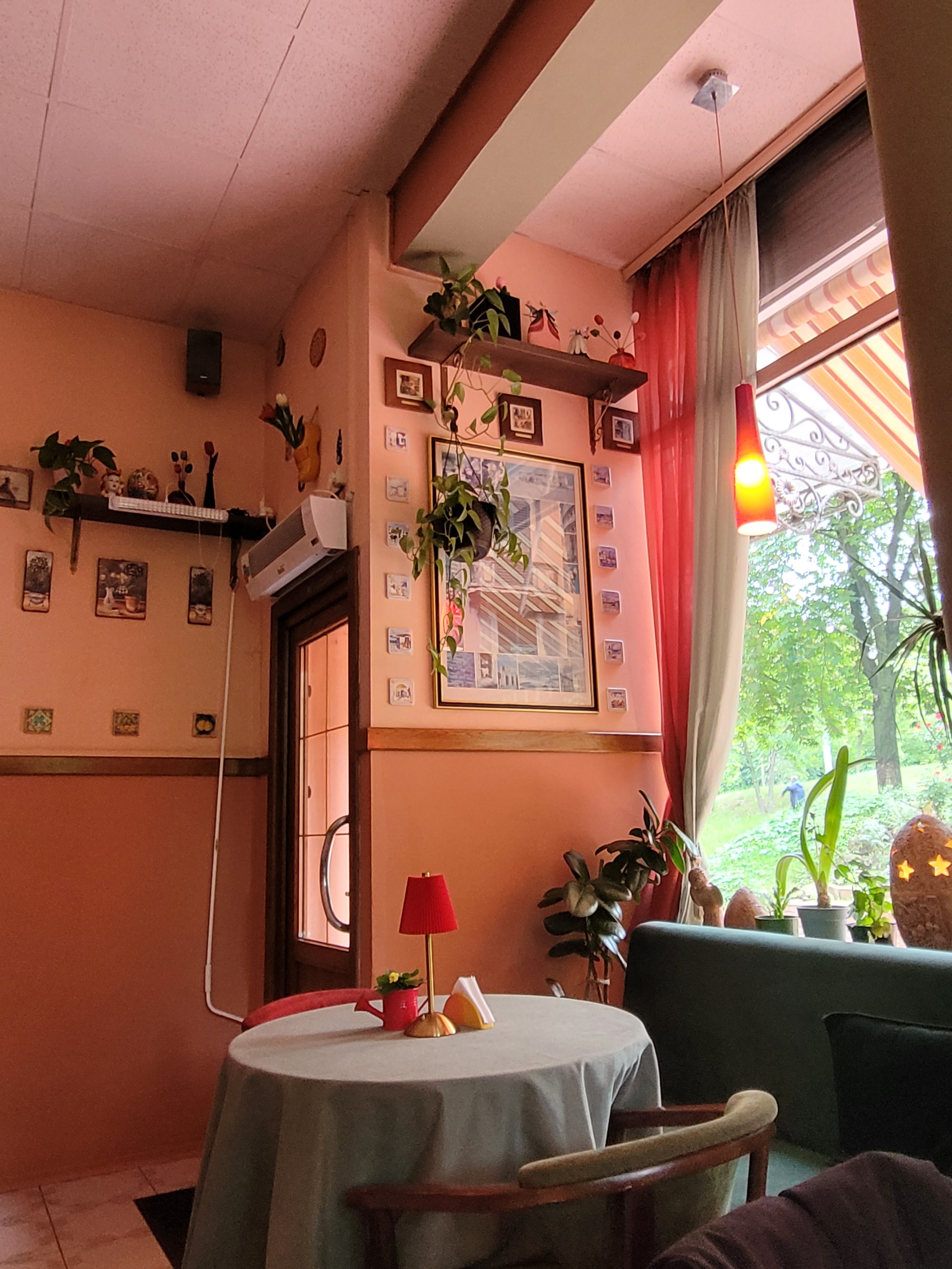 Cafe des fleurs image 4