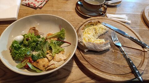 Khachapuri and wine image 6