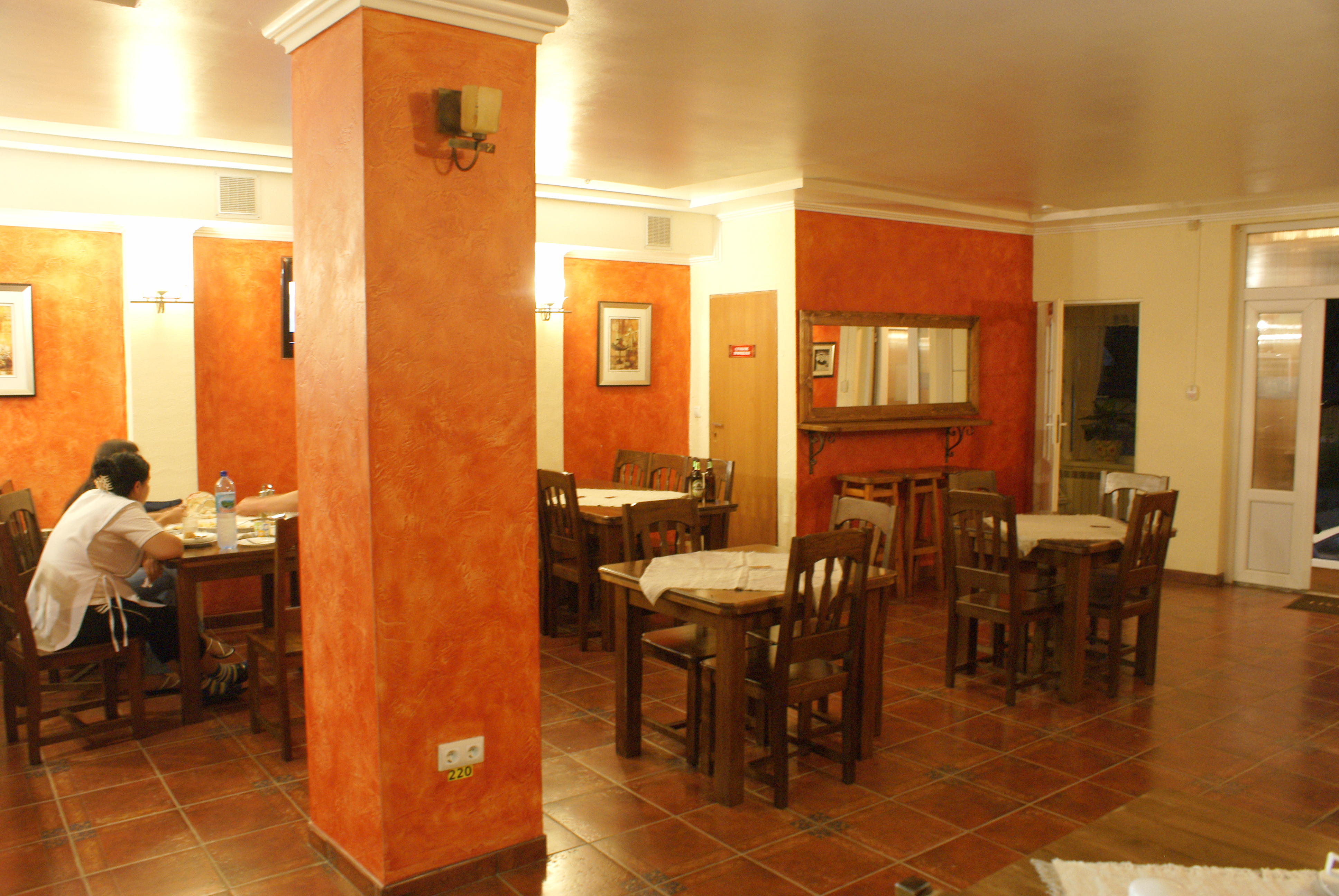 Gracia Plus Hotel restaurant image 4