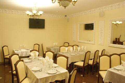 Gracia Plus Hotel restaurant image 8