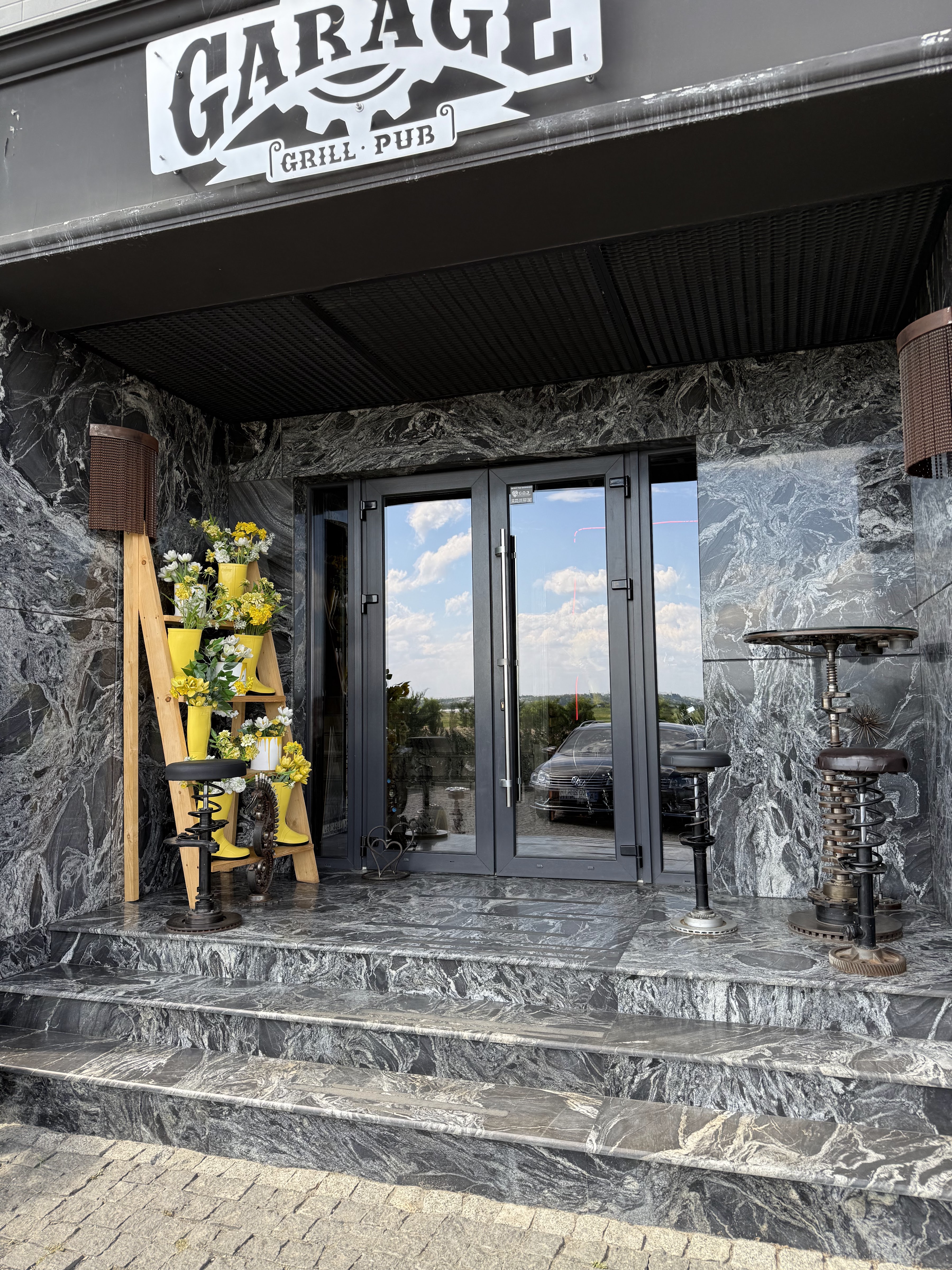 Garage Grill & Pub image 6