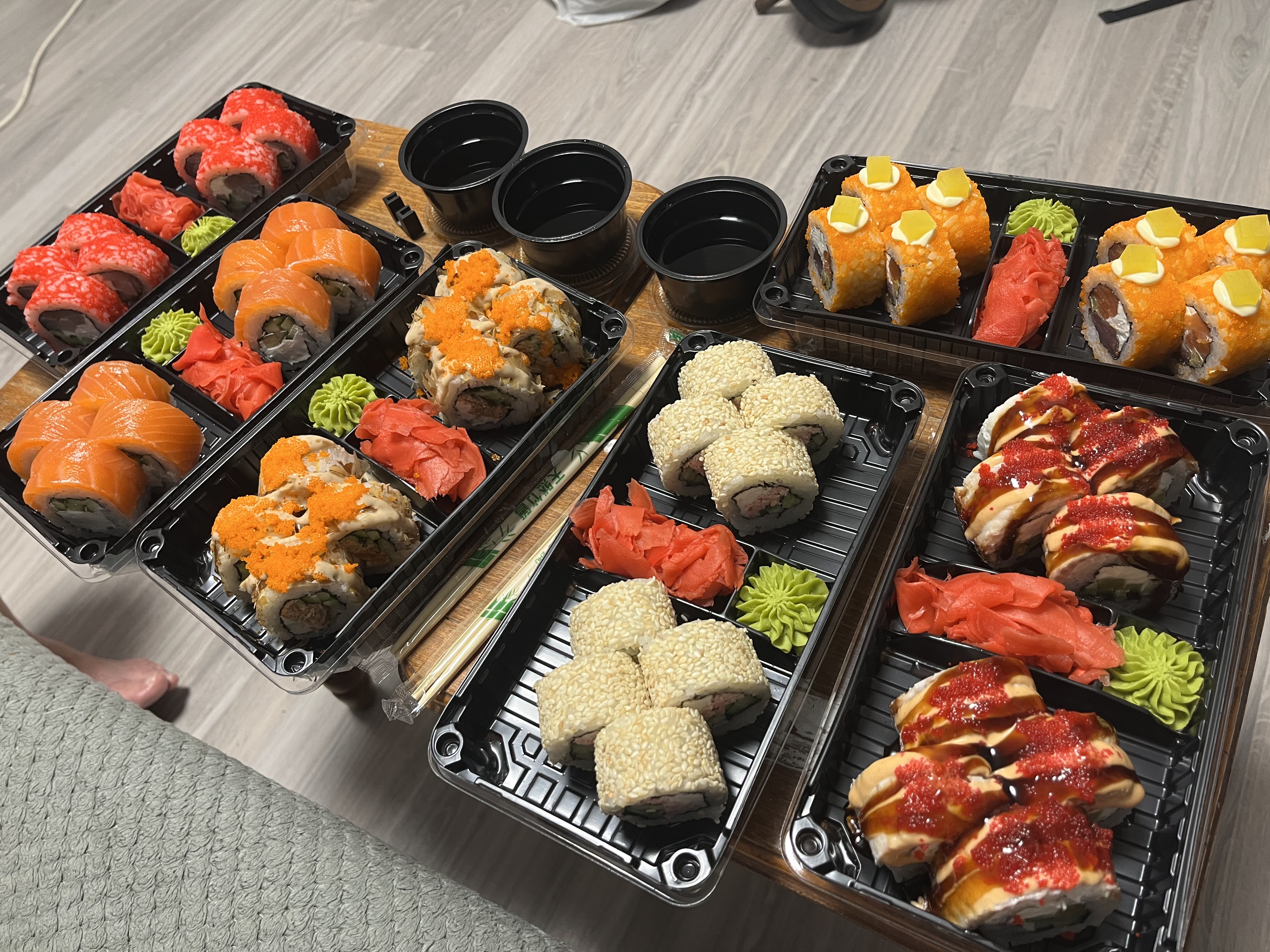 Cosmo Pizza Sushi Beer image 3