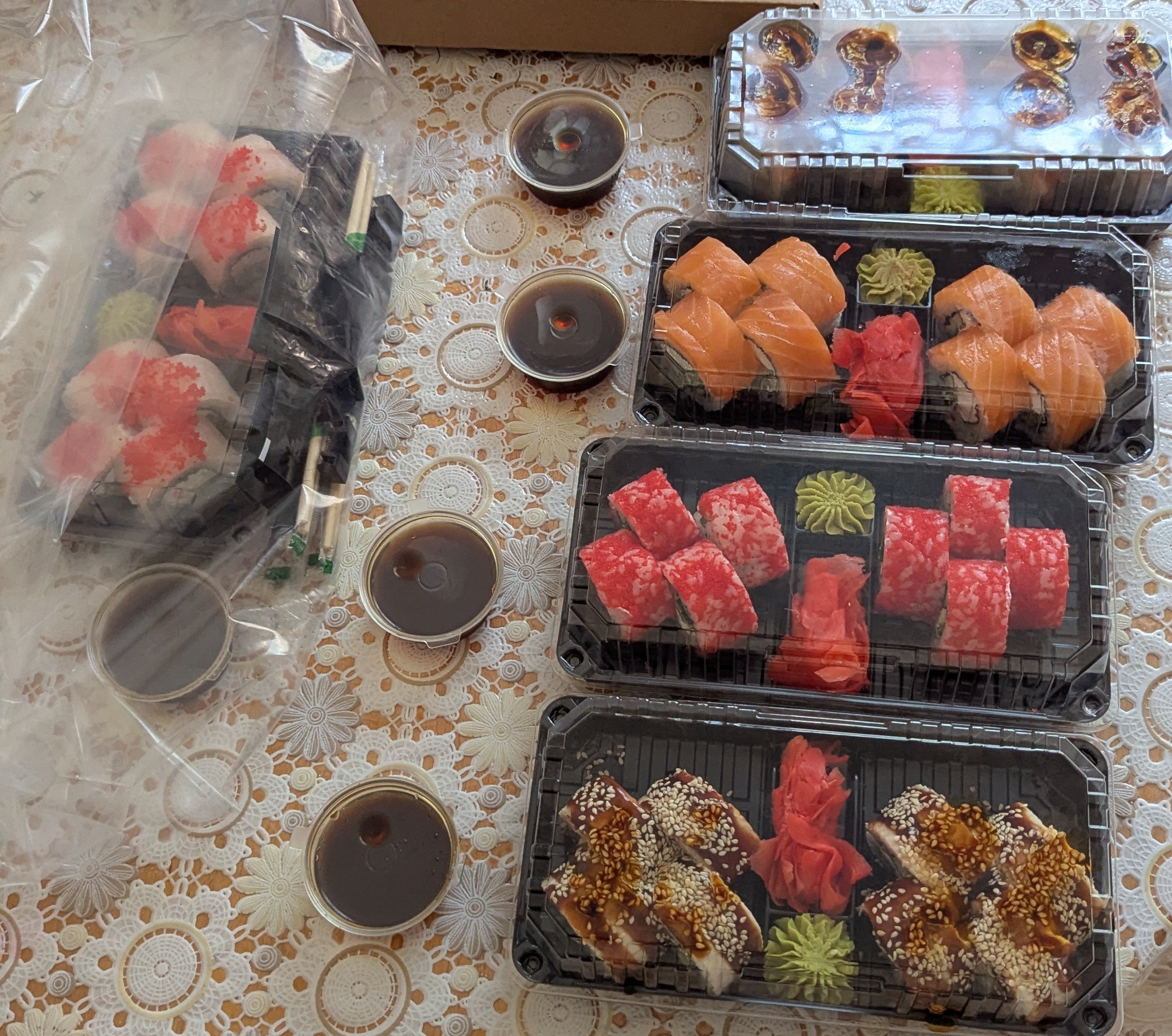 Cosmo Pizza Sushi Beer image 4