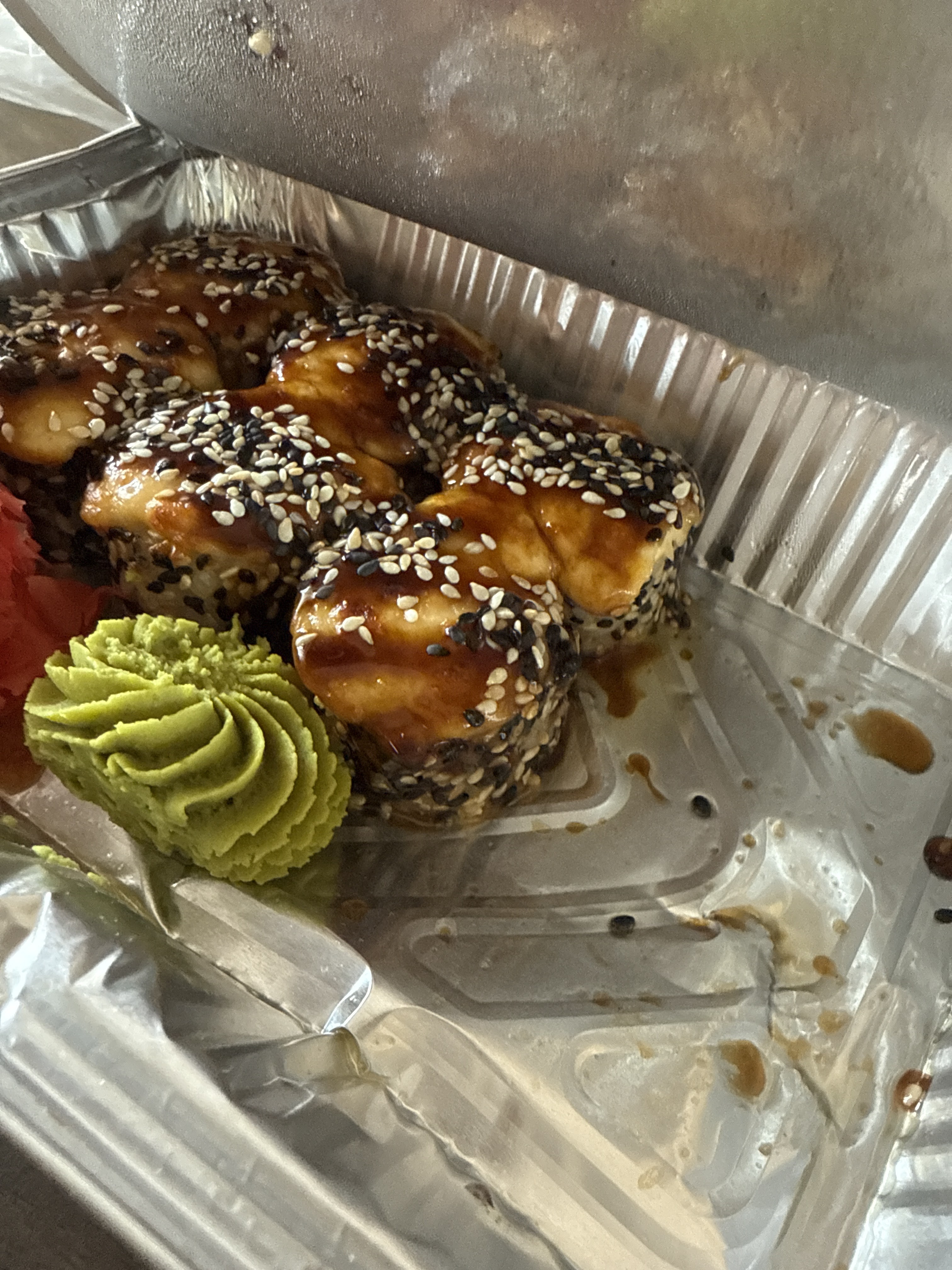 Cosmo Pizza Sushi Beer image 9