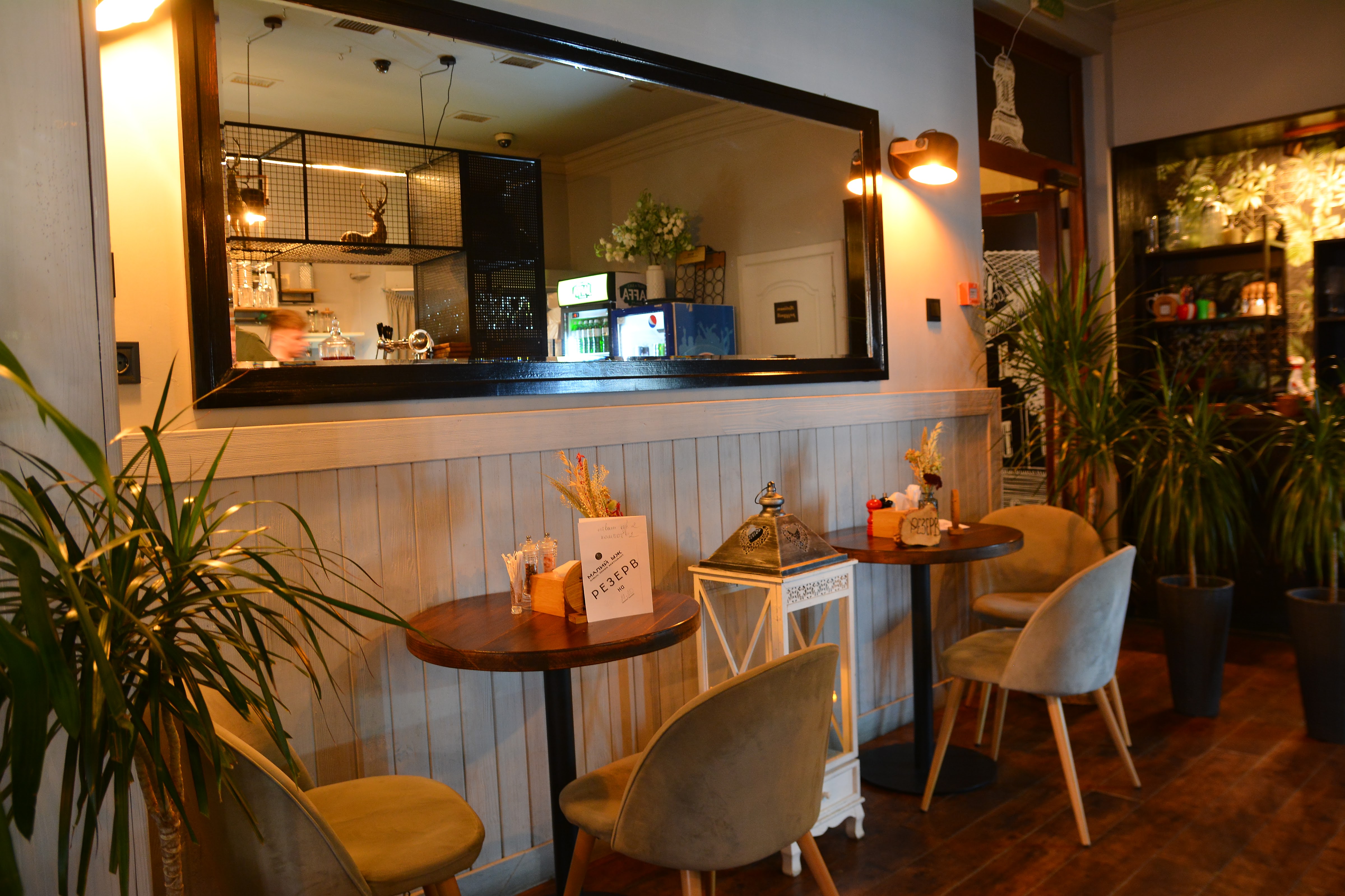 《Малий Уж》casual restaurant image 1