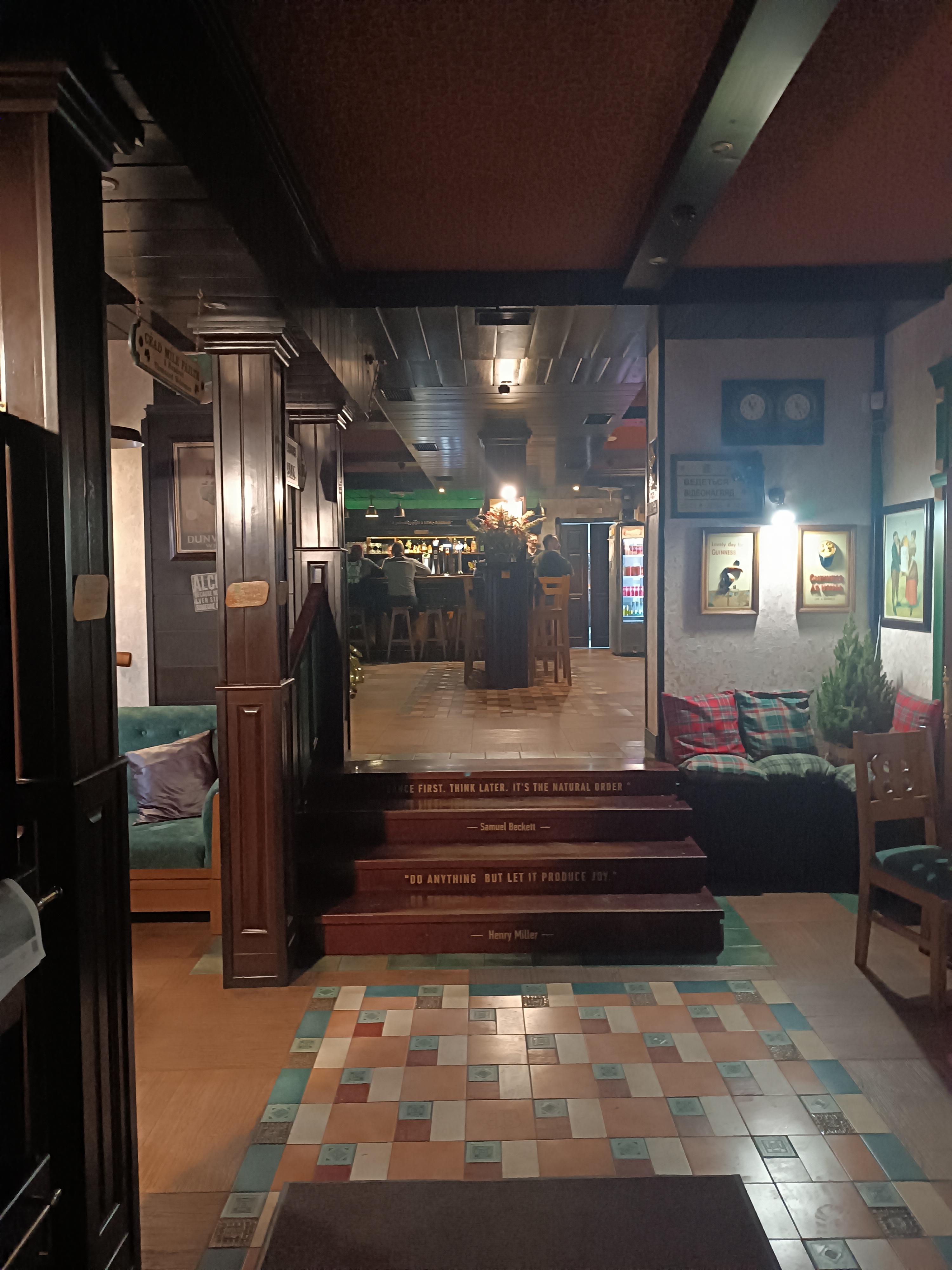 Barry Barr's Irish Pub&Bar image 5