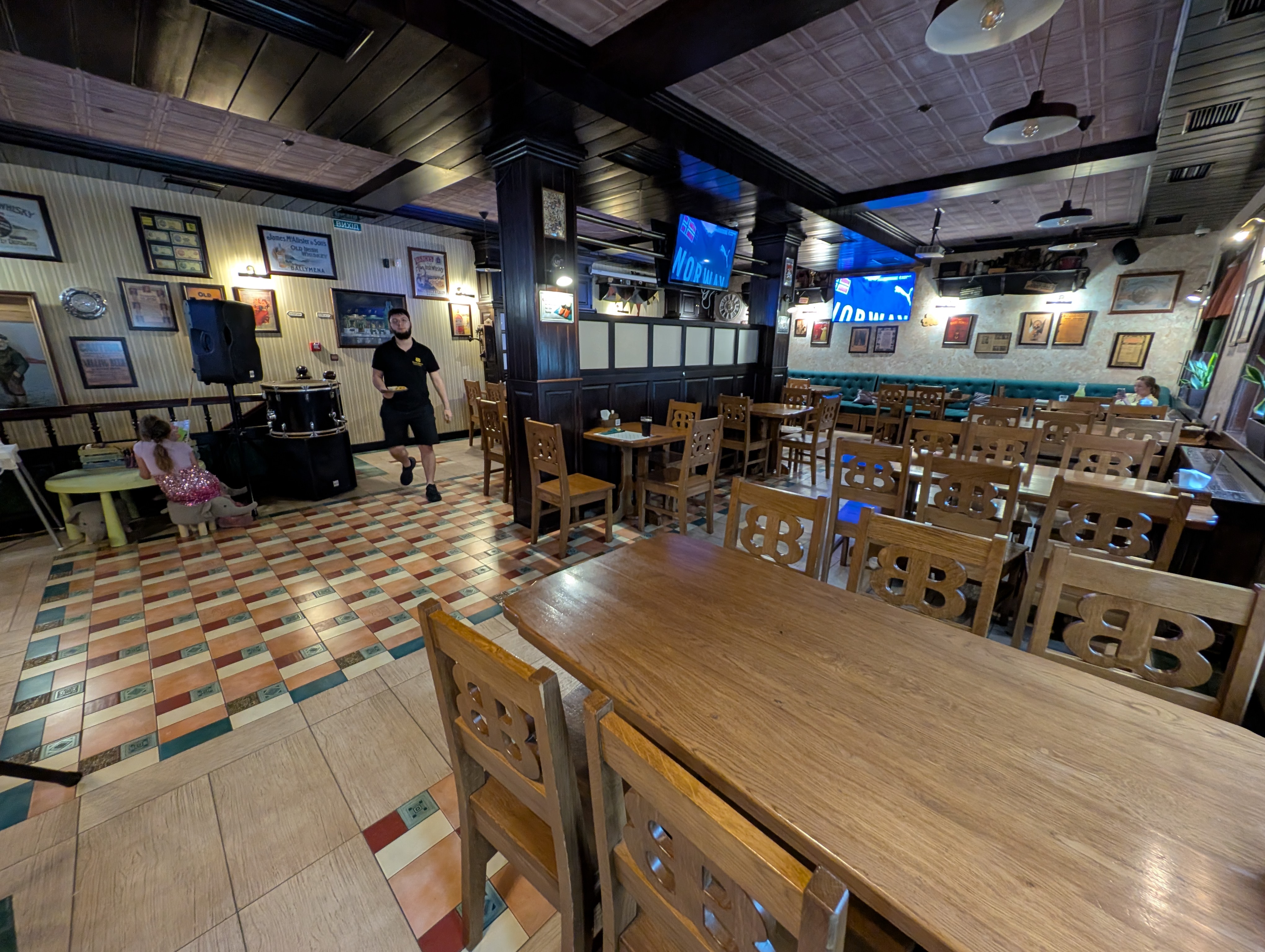 Barry Barr's Irish Pub&Bar image 6