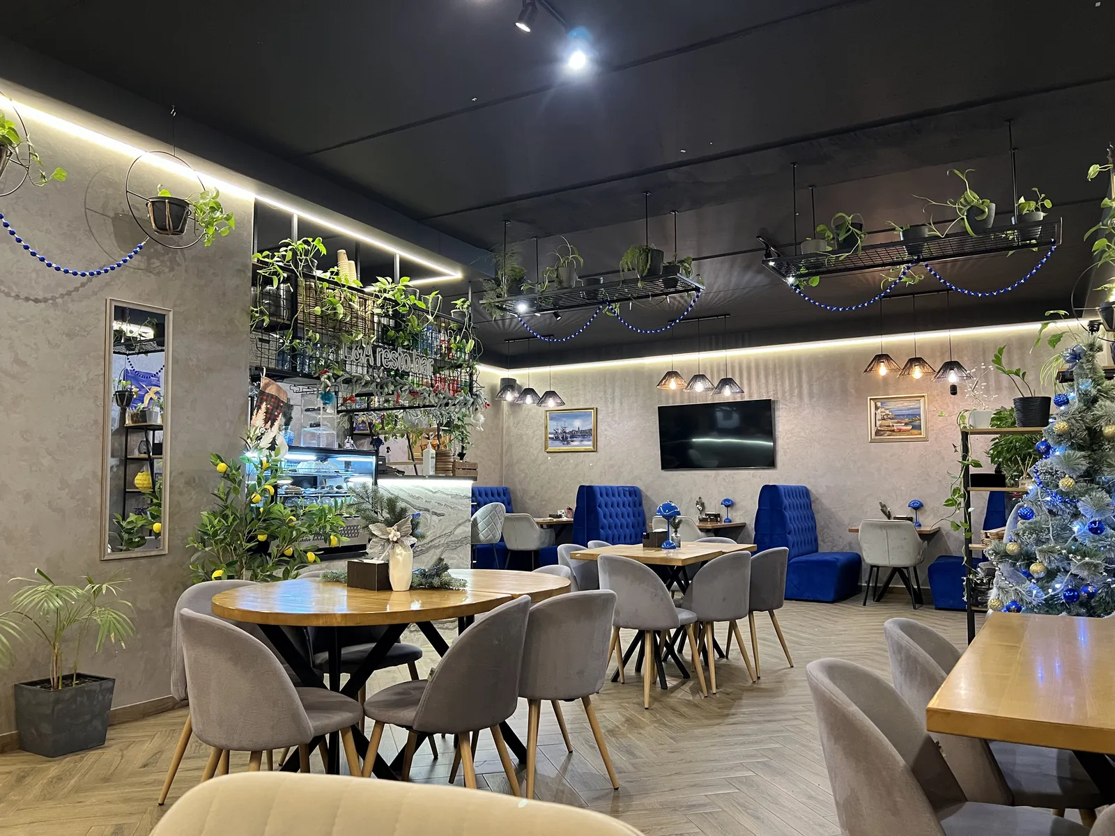 LA Resto Bar image 4