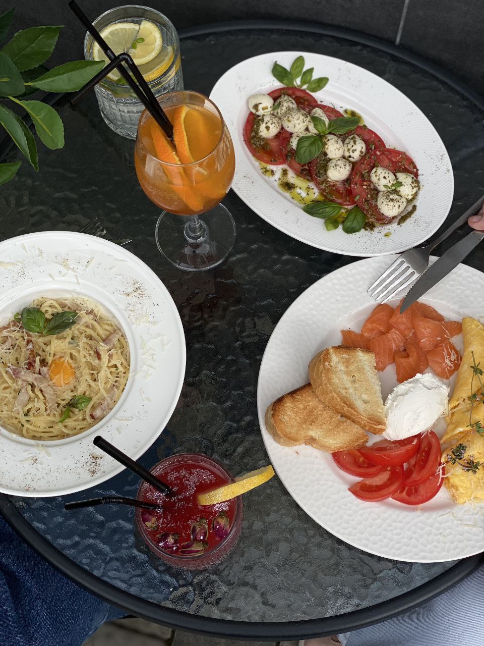 LA Resto Bar image 6