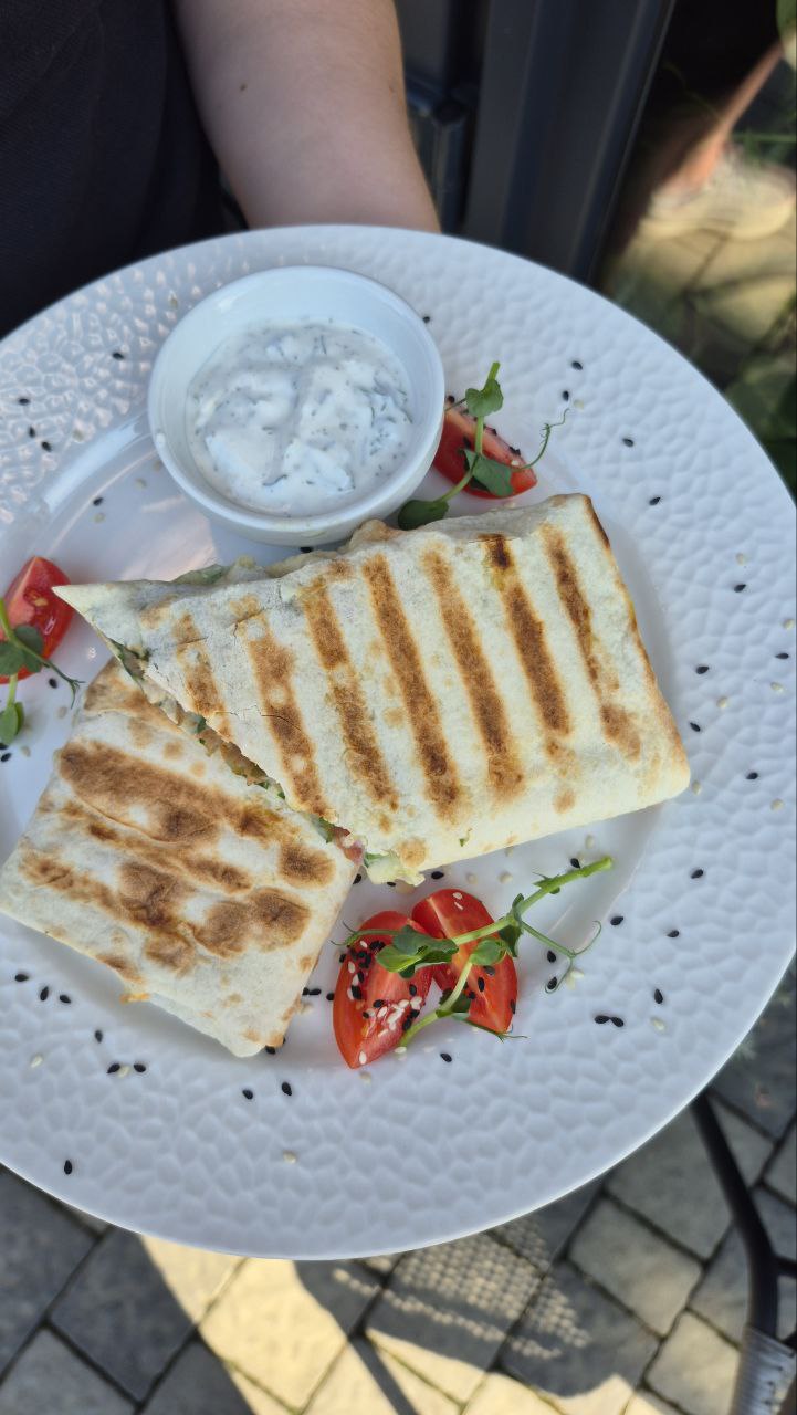 LA Resto Bar image 8