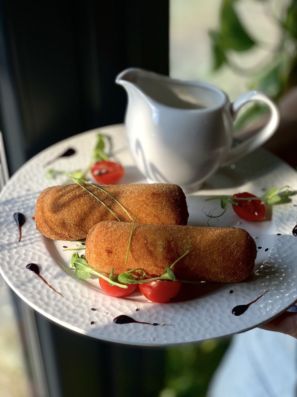 LA Resto Bar image 9