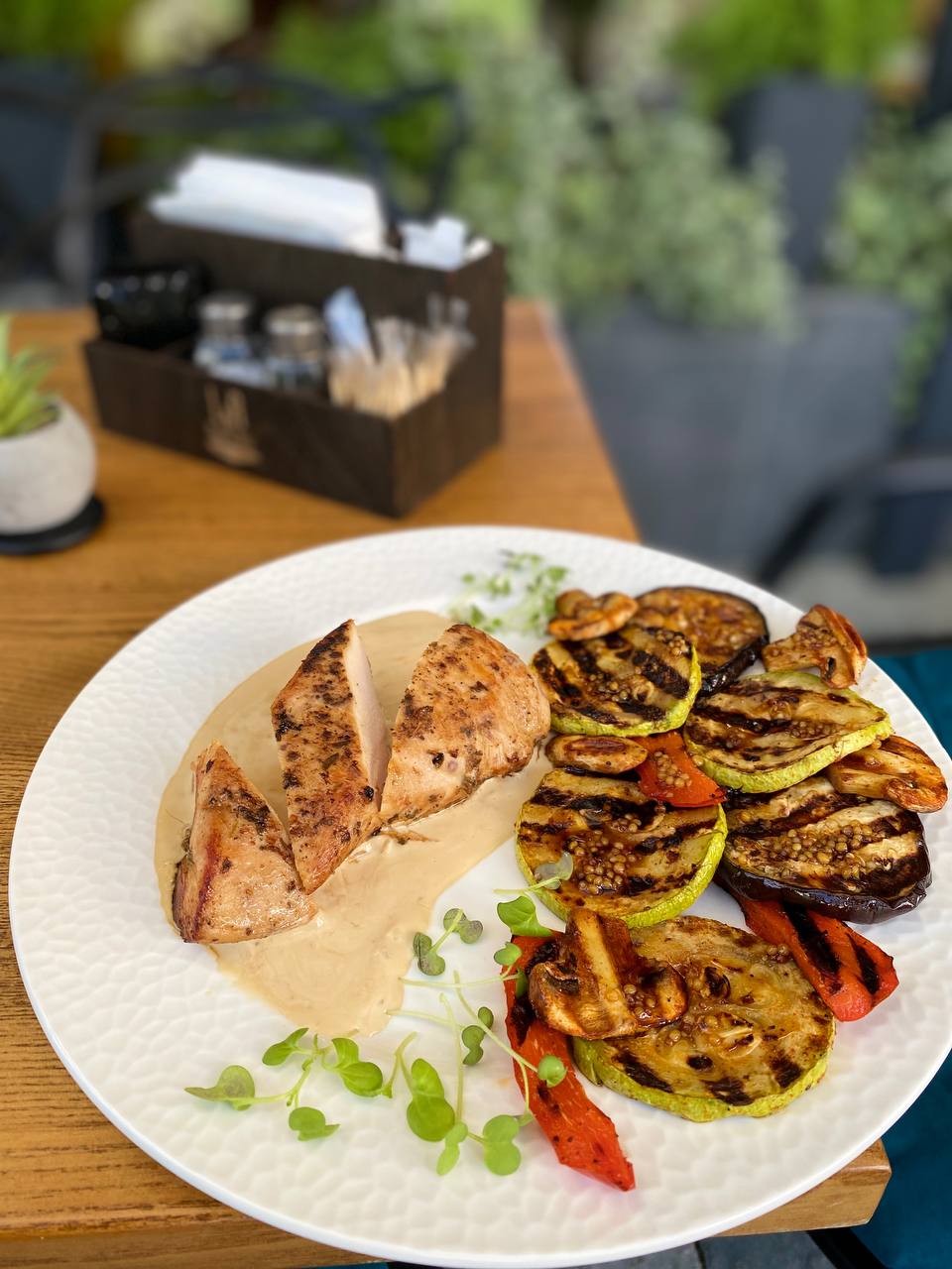 LA Resto Bar image 10