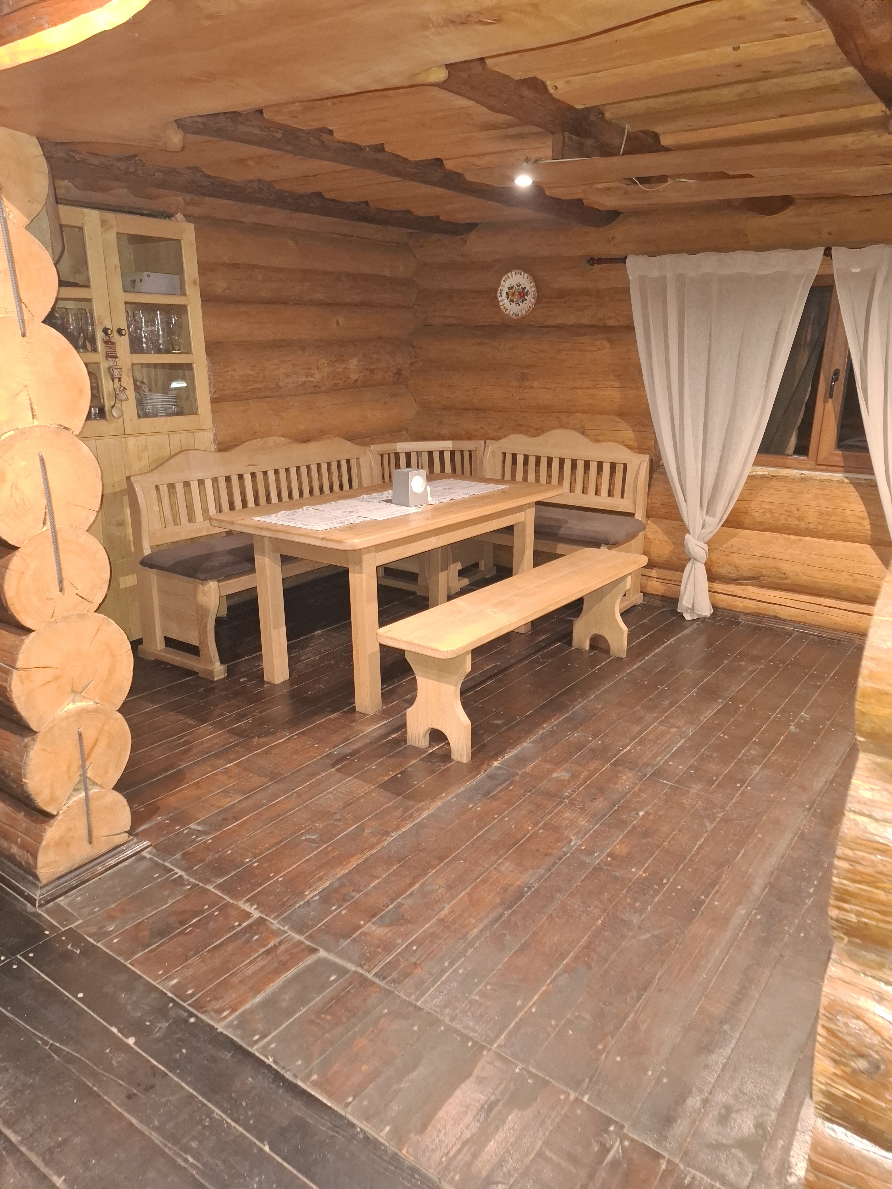 Komora. Pitsa Na Drovakh Ta Zakarpat·sʹka Kukhnya. image 7