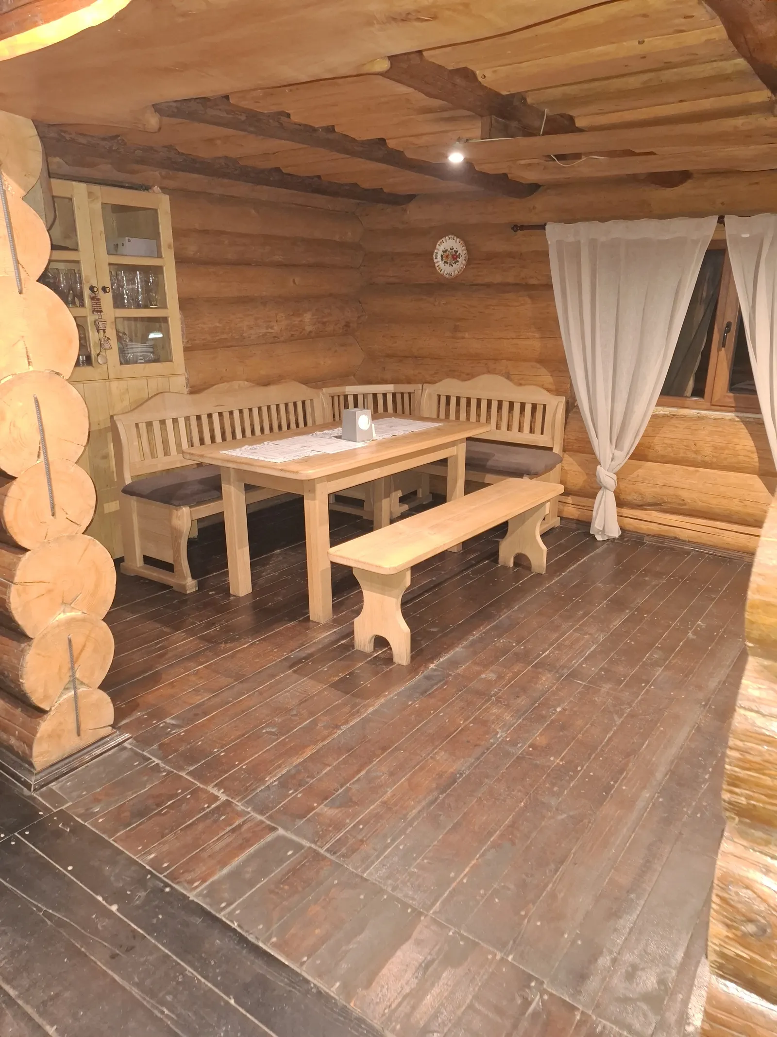 Komora. Pitsa Na Drovakh Ta Zakarpat·sʹka Kukhnya. image 7
