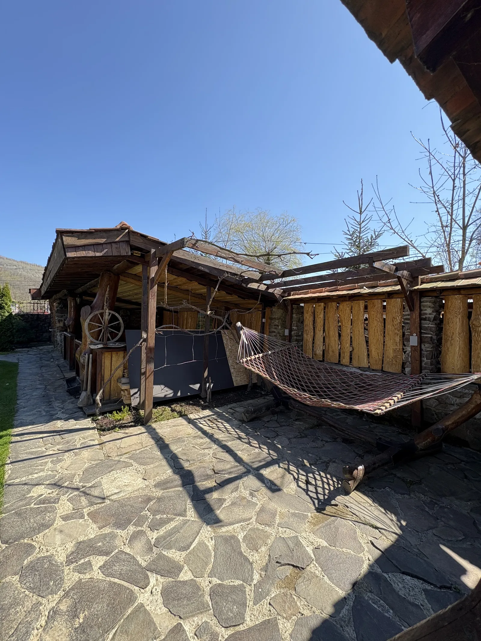 Komora. Pitsa Na Drovakh Ta Zakarpat·sʹka Kukhnya. image 9