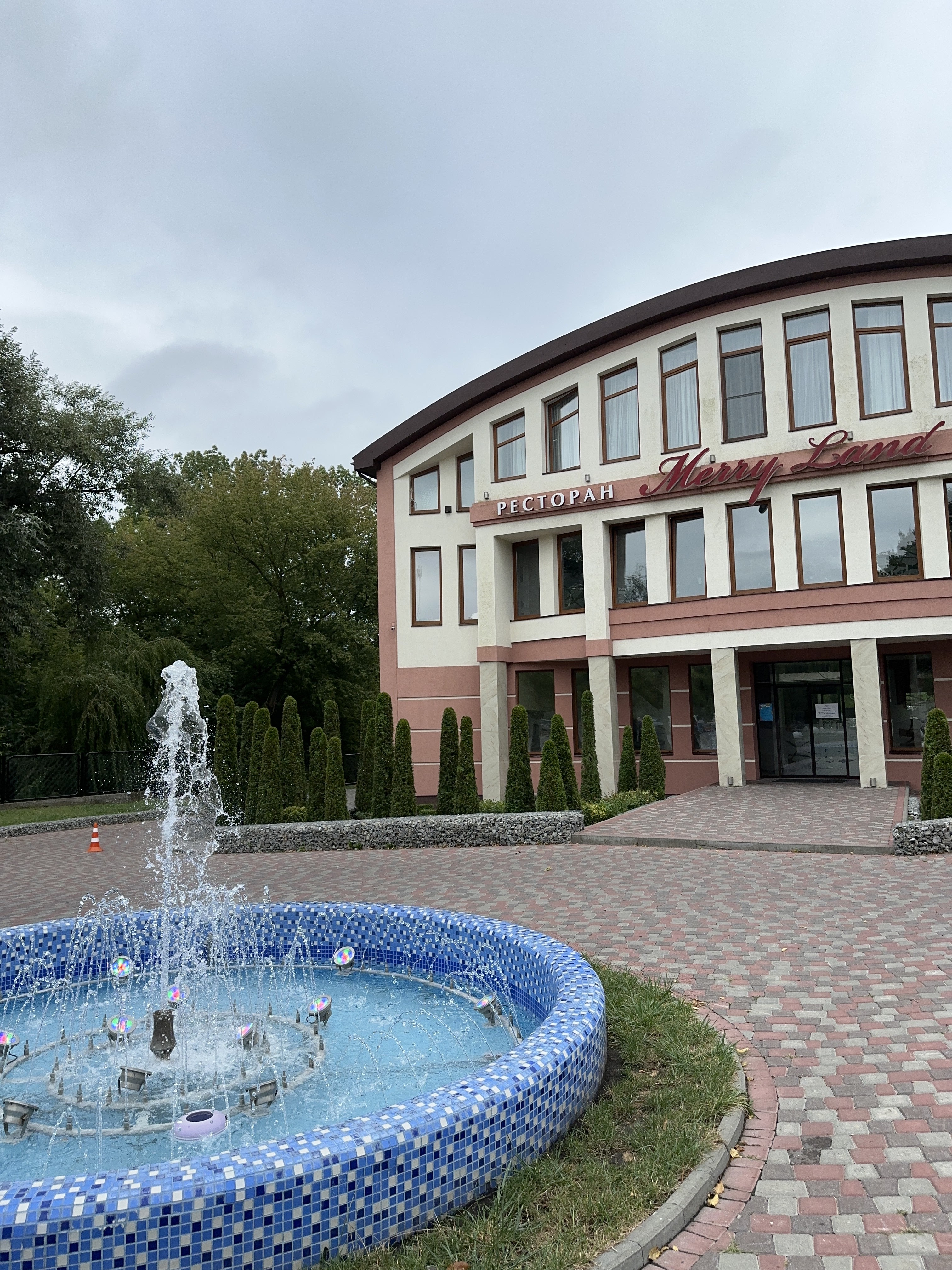 Merry Land of restaurant and entertainment complex. image 4