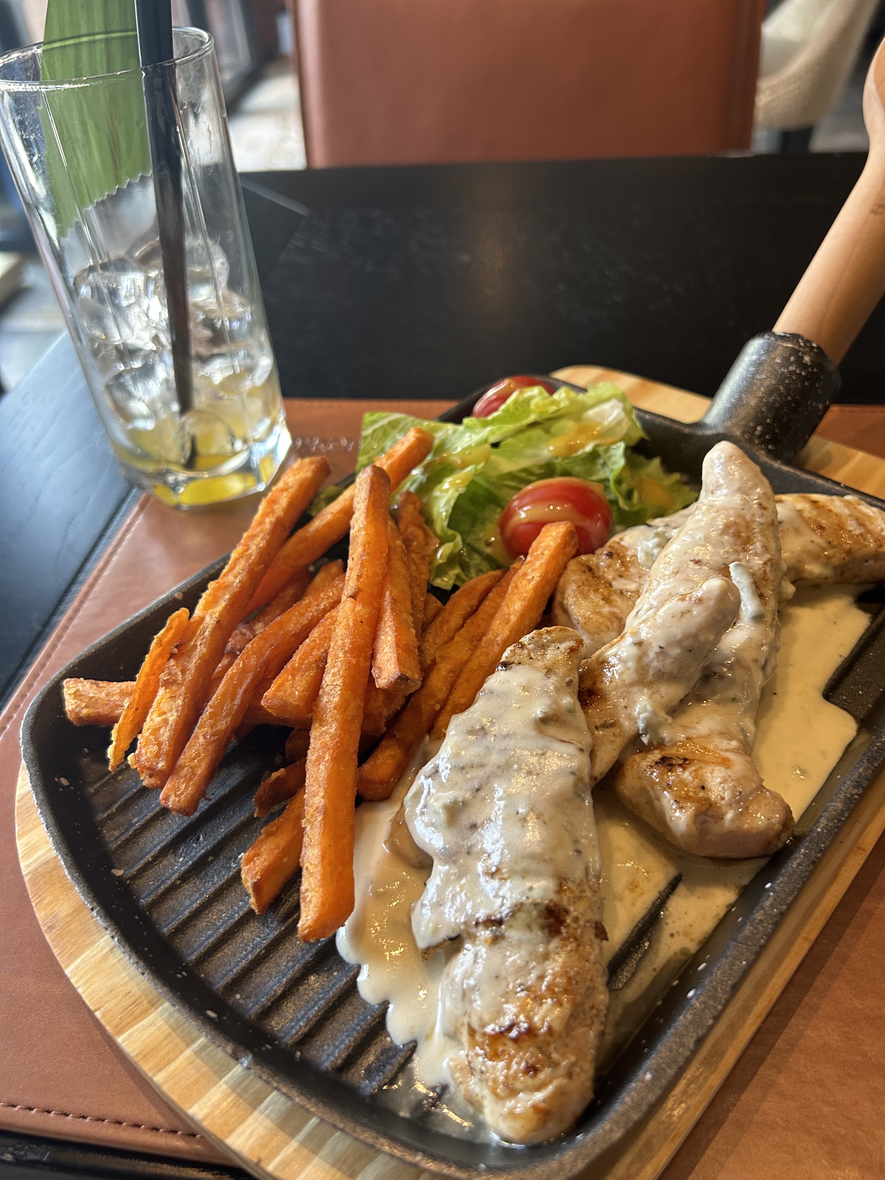 Rozhevyy Sushi Laundzh image 2