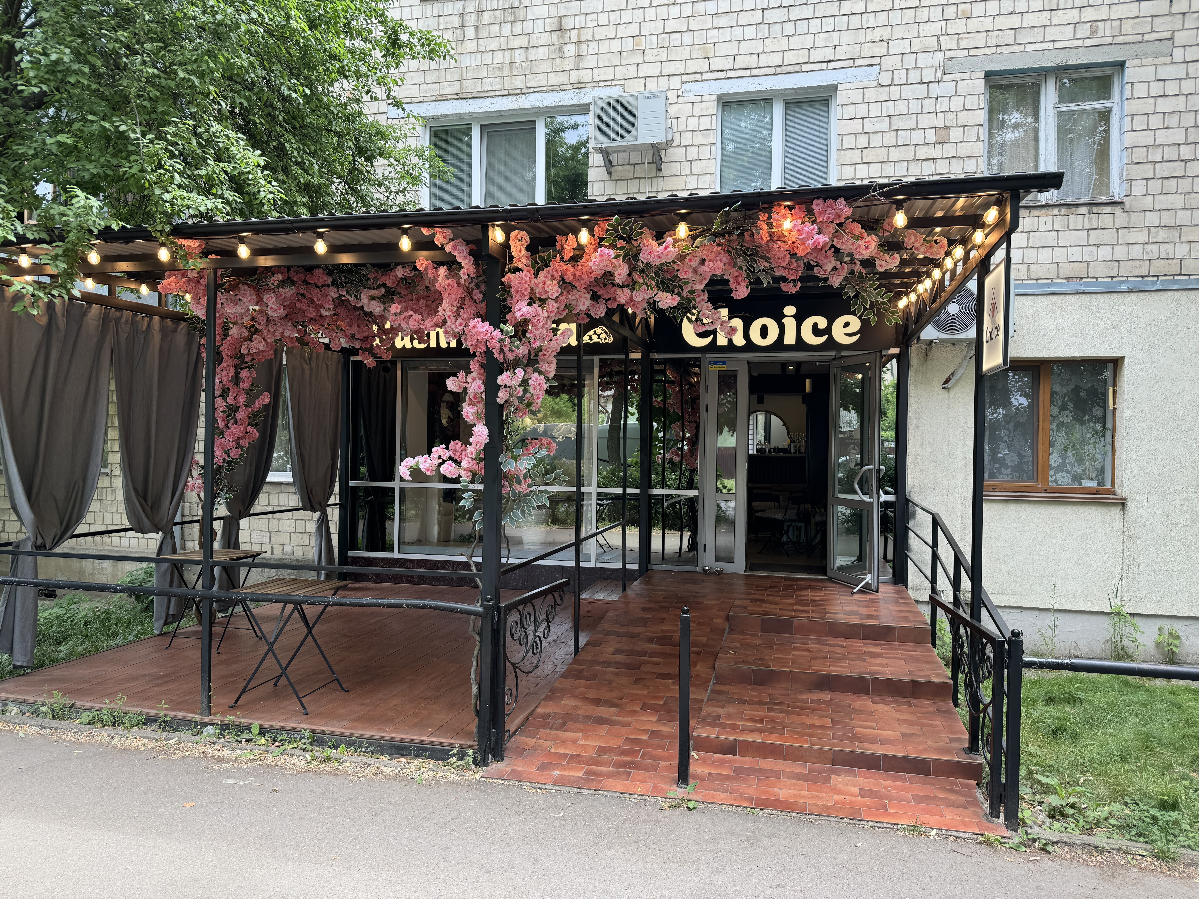 Choice sushi and pizza image 1