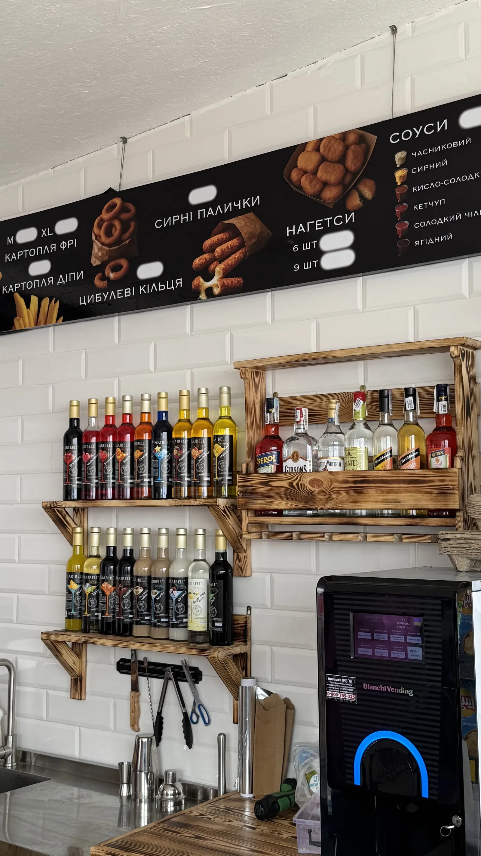 LOUNGE BAR image 9