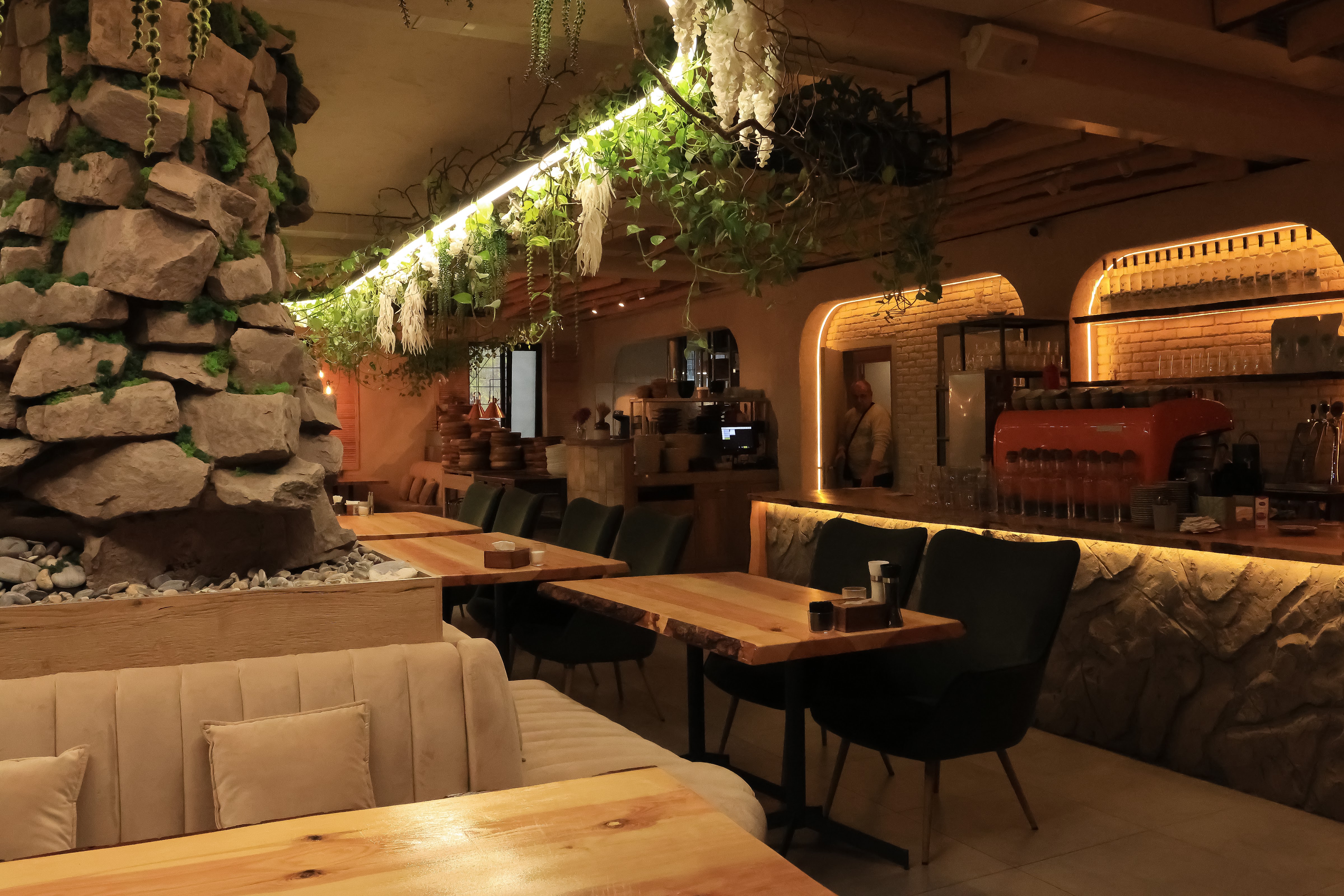 YAR Restaurant image 6