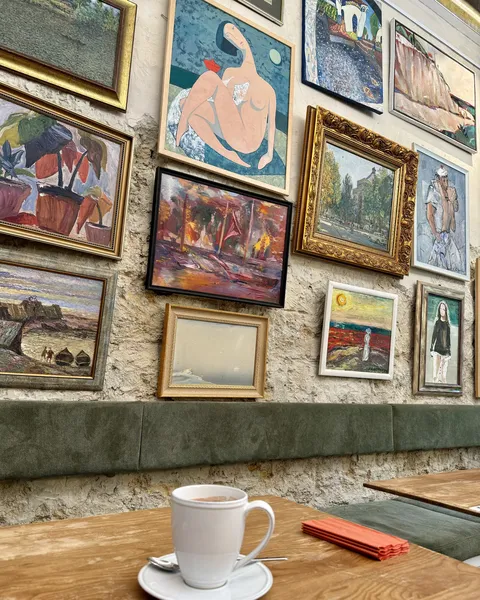 Lili bistro image 8