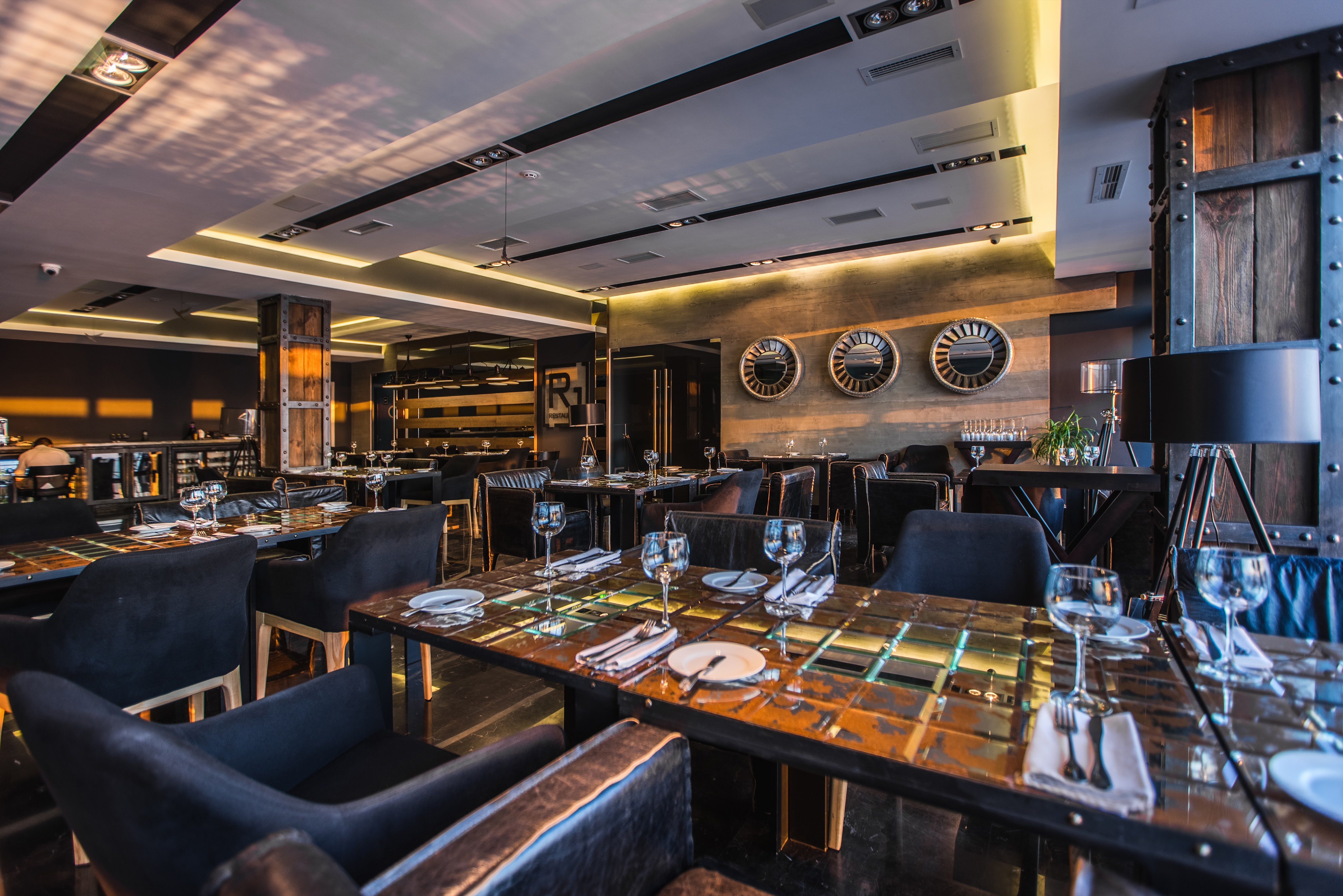 R1 restaurant image 3