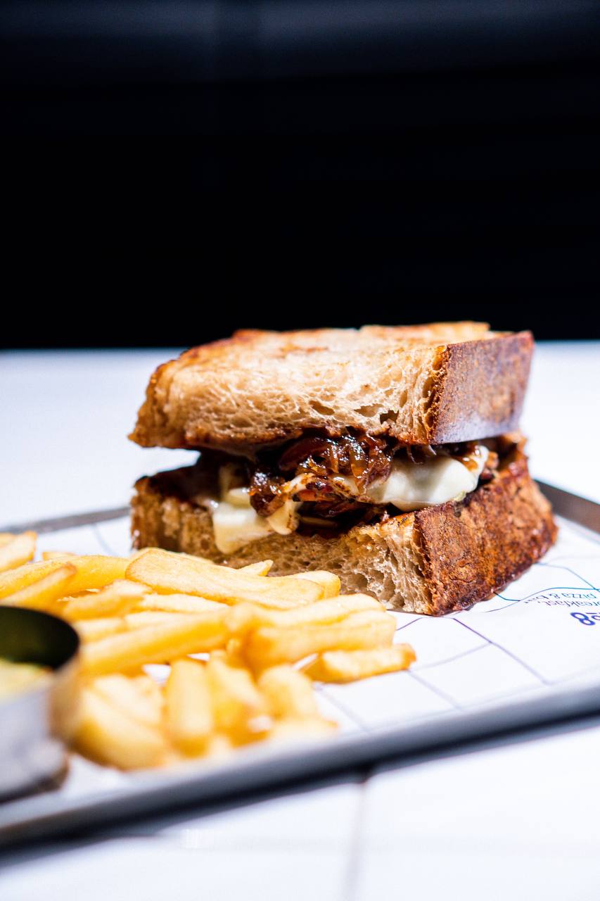 №8 Breakfast, pizza & bar image 9