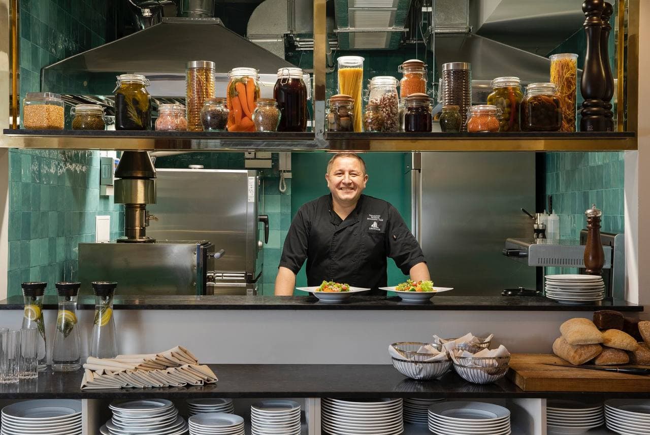 Leo Restaurant & Bar image 11